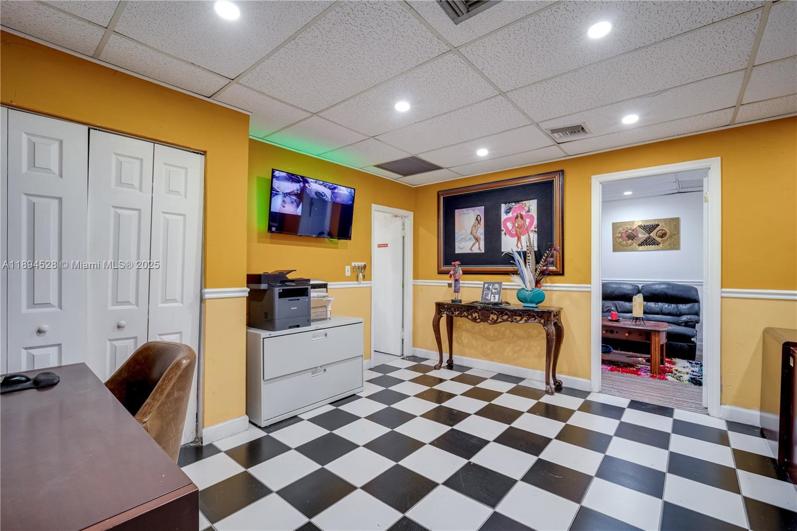 See details   /   sq. ft. $ 2025-10-11 0 Photo