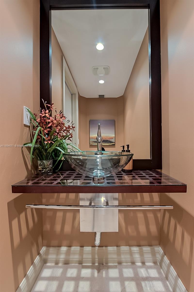 Photo of 3535 OCEAN DR  #2102, Hollywood, Florida, 33019 - POWDER ROOM