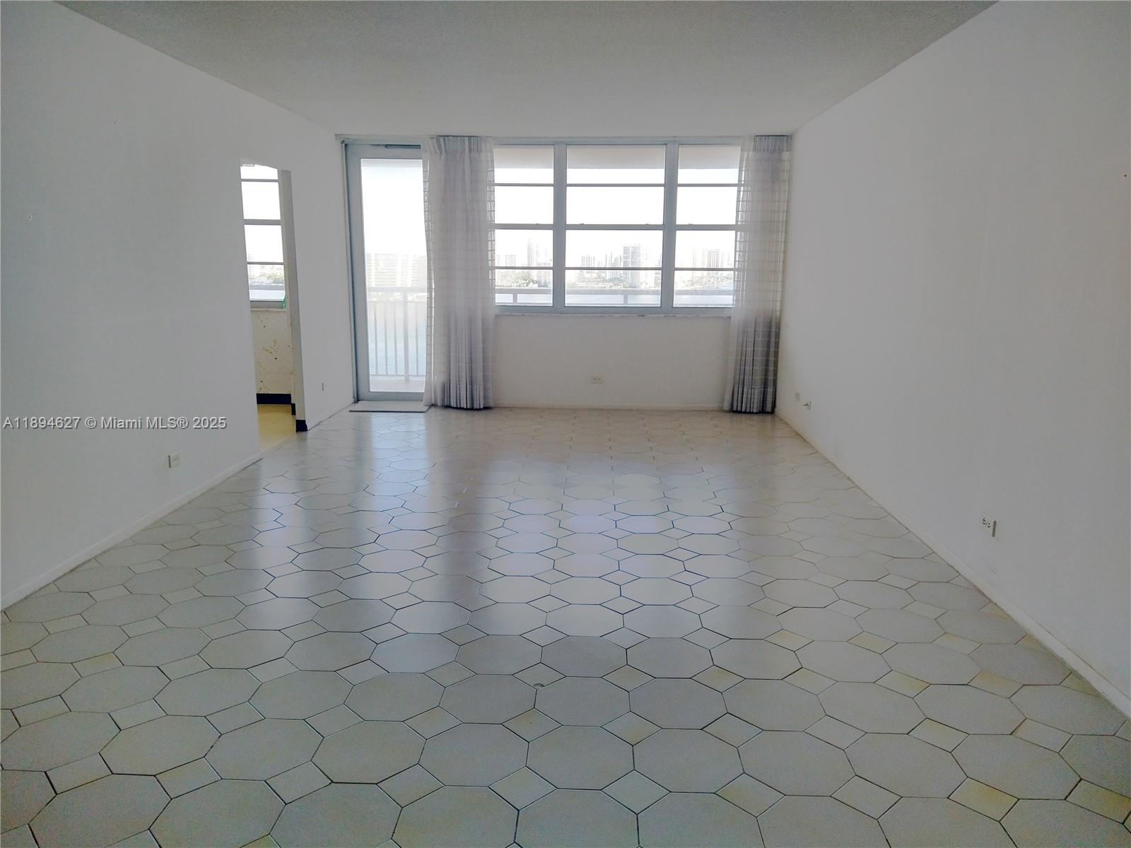See details 2002 2 / 2 1275 sq. ft. $ 2025-10-11 0 Photo