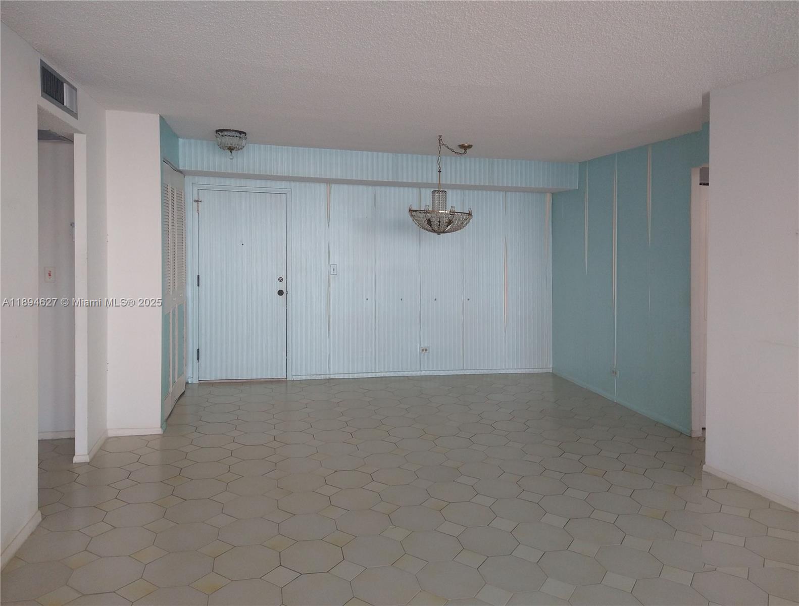 See details 2002 2 / 2 1275 sq. ft. $ 2025-10-11 0 Photo