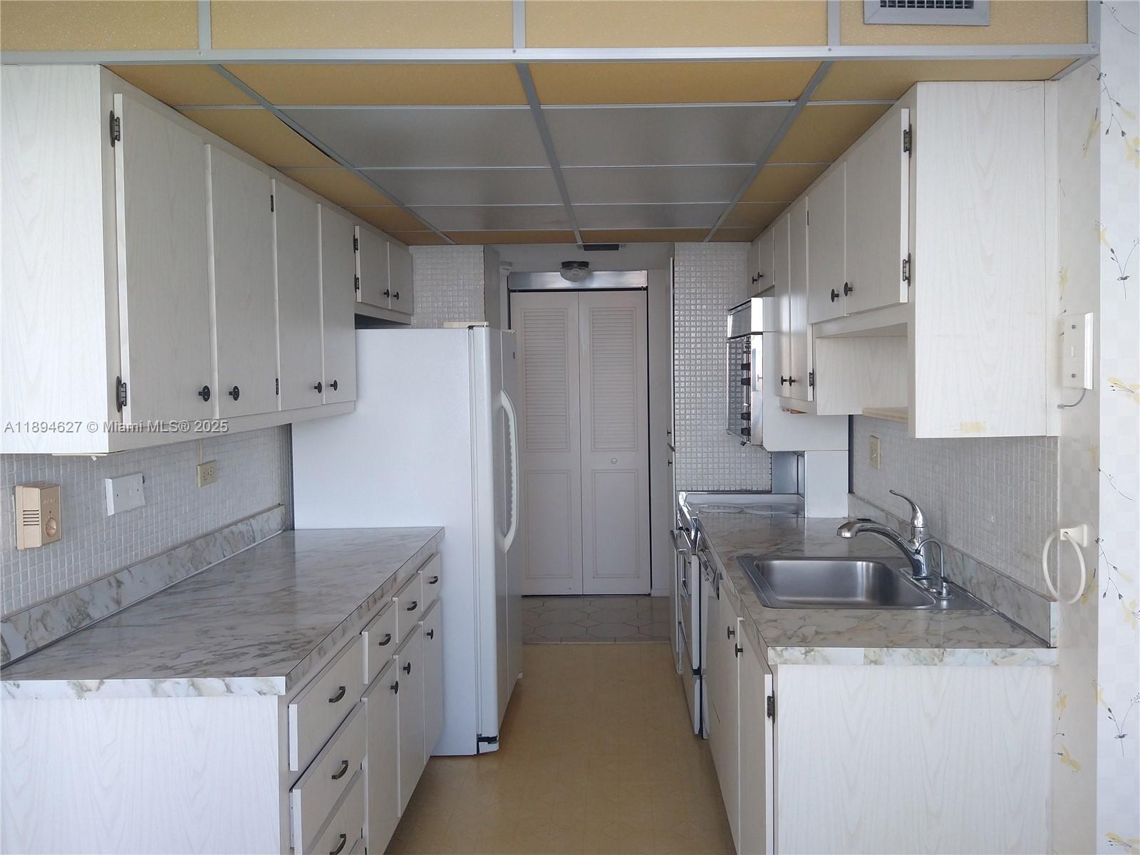 See details 2002 2 / 2 1275 sq. ft. $ 2025-10-11 0 Photo