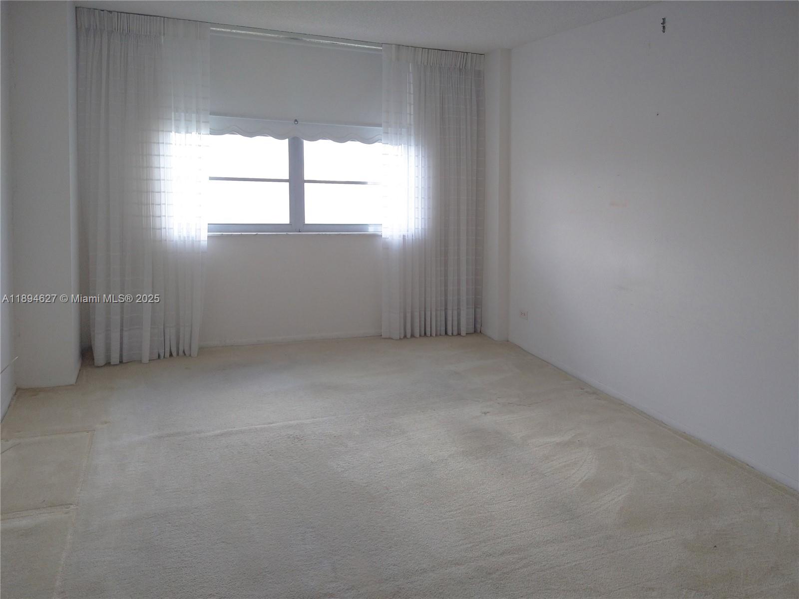 See details 2002 2 / 2 1275 sq. ft. $ 2025-10-11 0 Photo