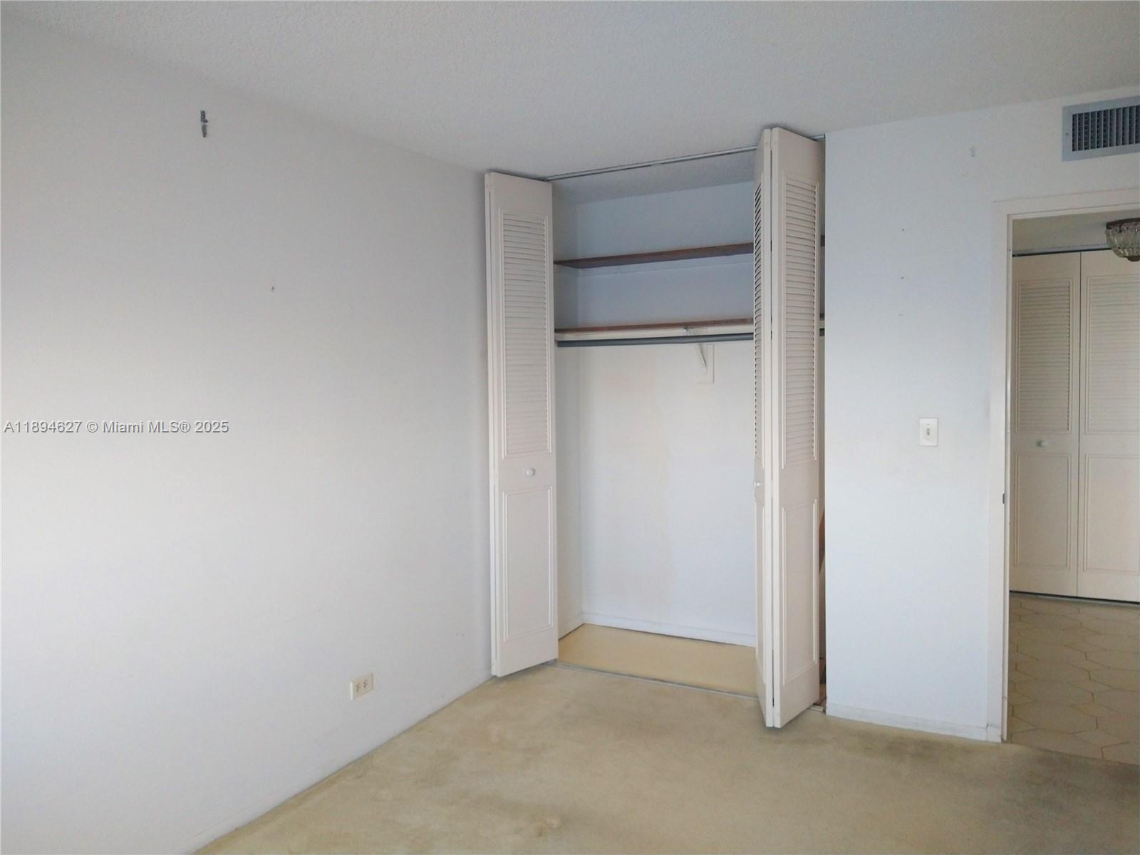 See details 2002 2 / 2 1275 sq. ft. $ 2025-10-11 0 Photo