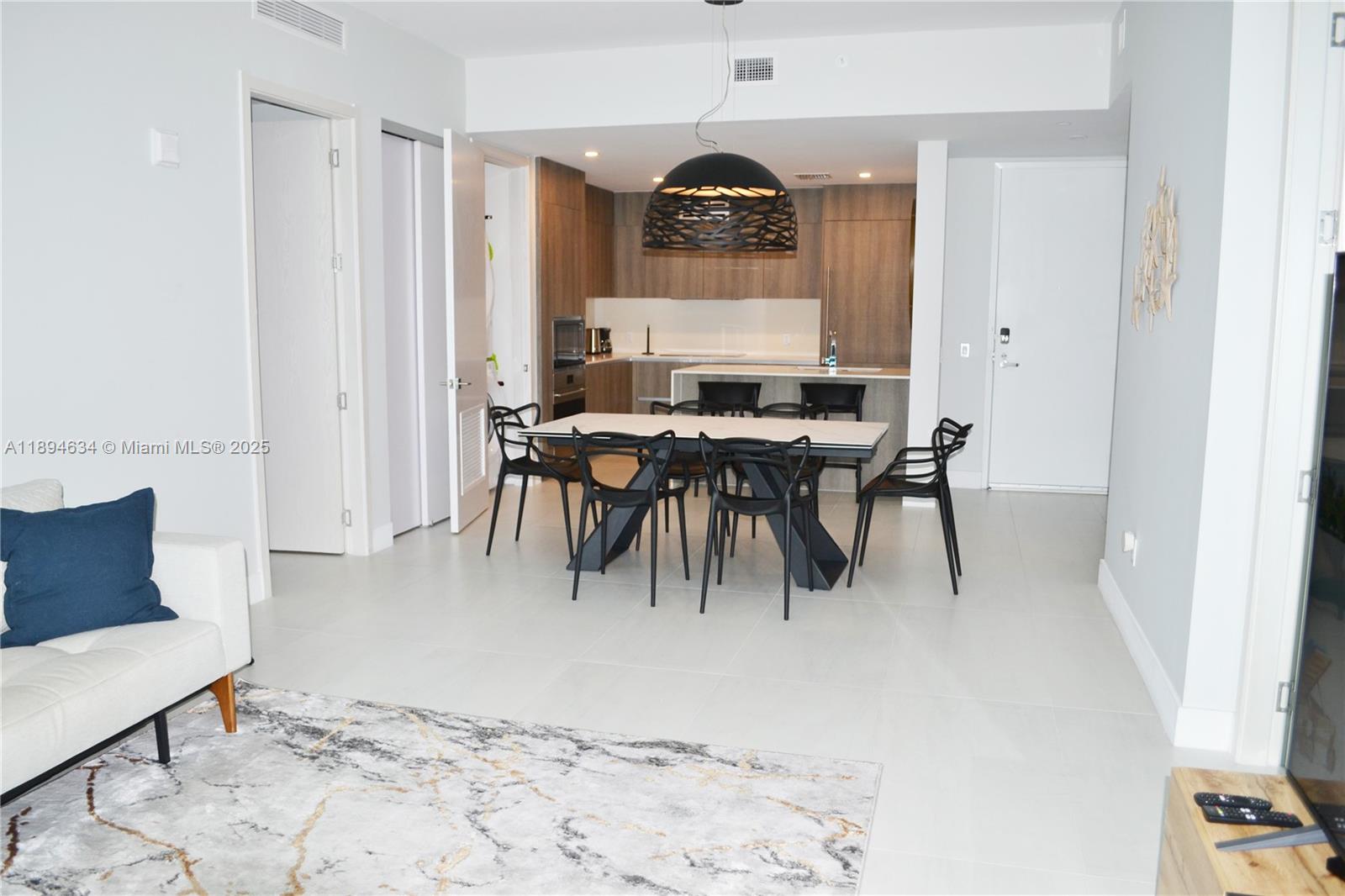 703 2 / 3 1361 sq. ft. $ 2025-10-11 0 Photo