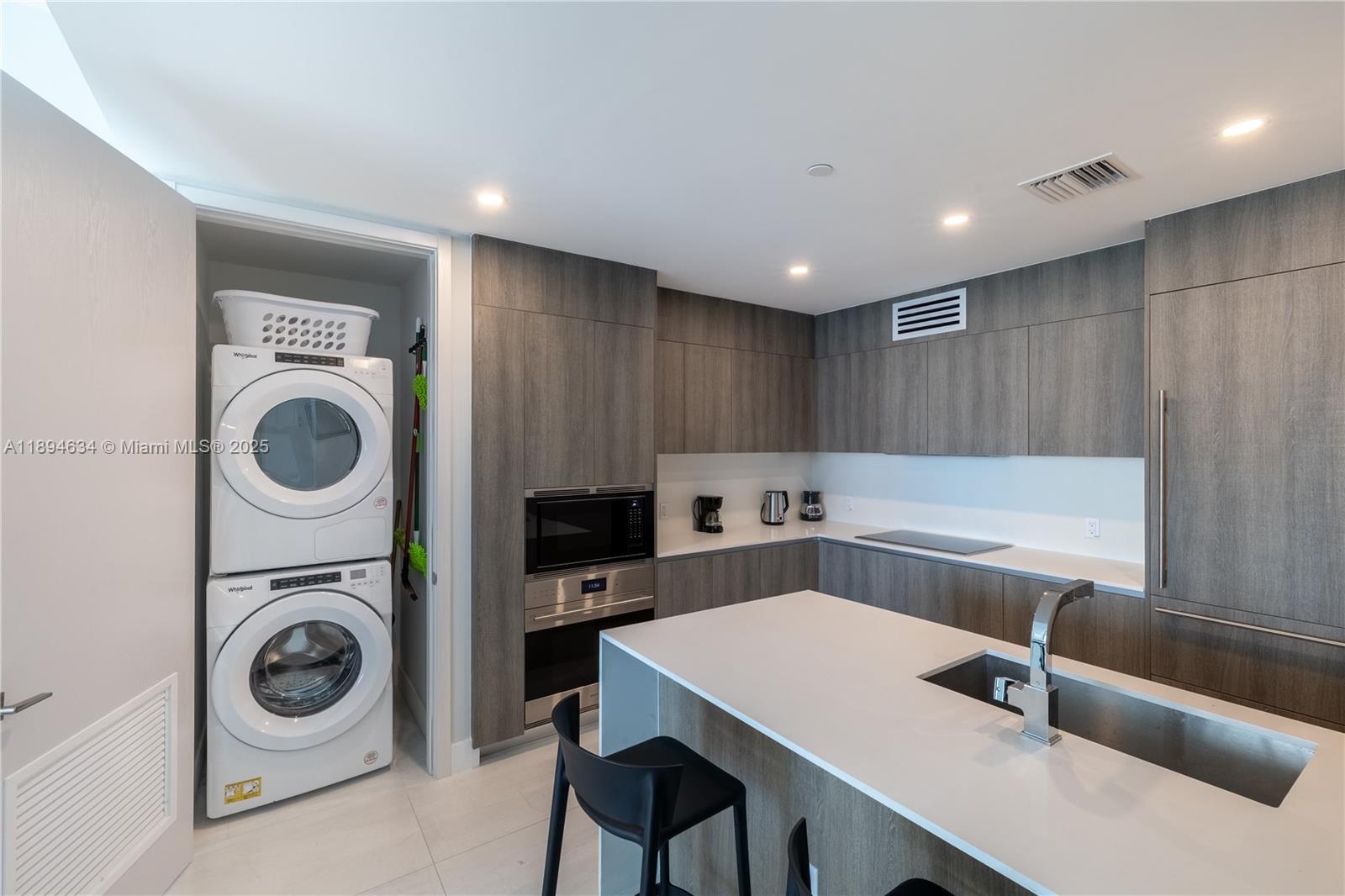 See details 703 2 / 3 1361 sq. ft. $ 2025-10-11 0 Photo