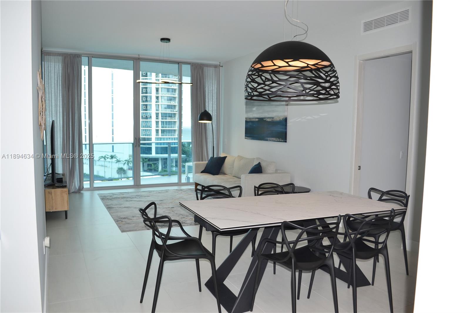 703 2 / 3 1361 sq. ft. $ 2025-10-11 0 Photo