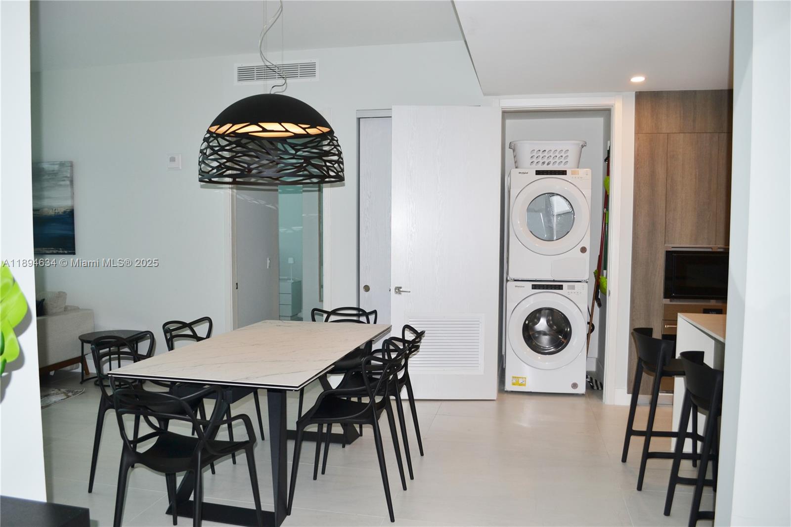 703 2 / 3 1361 sq. ft. $ 2025-10-11 0 Photo