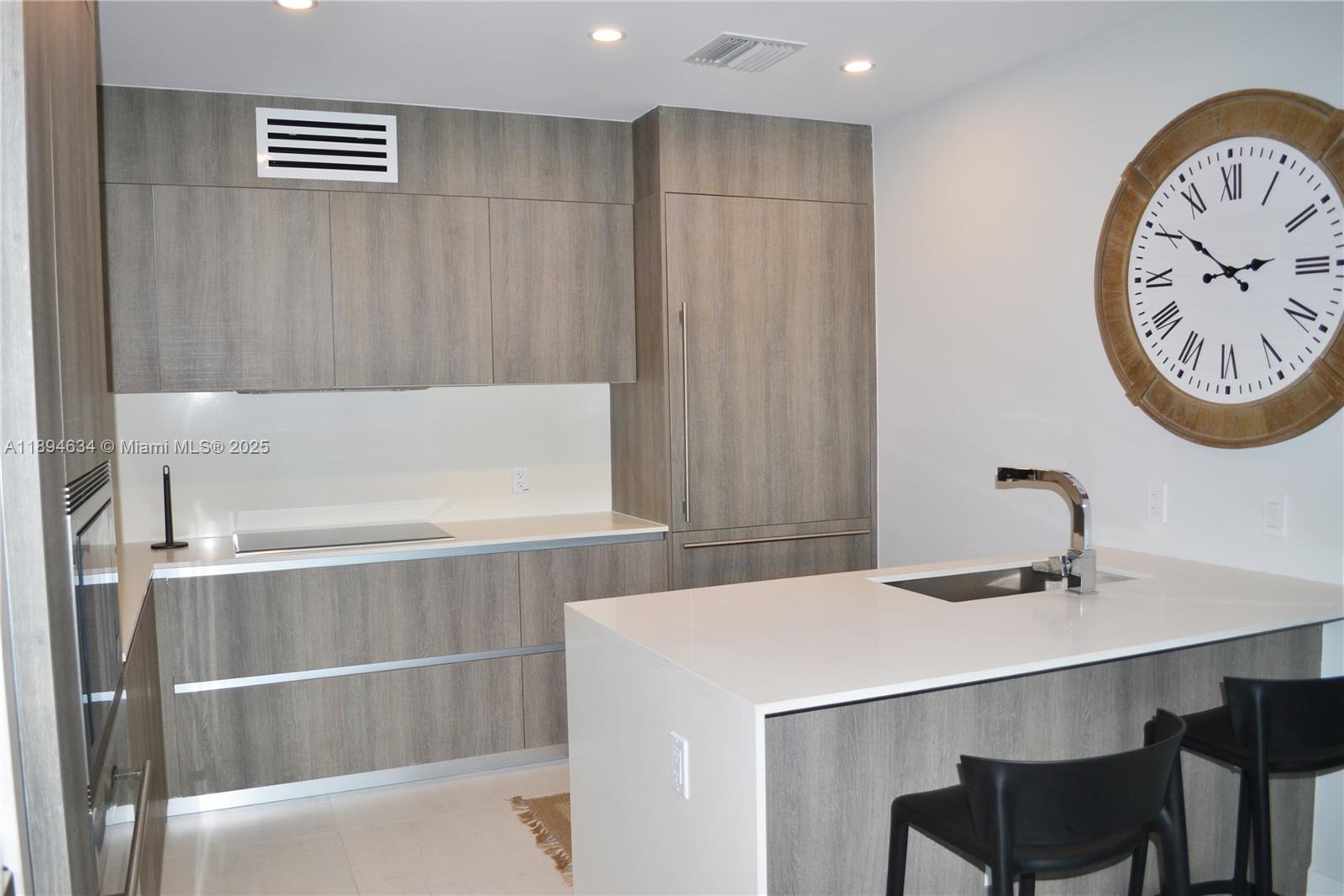 703 2 / 3 1361 sq. ft. $ 2025-10-11 0 Photo