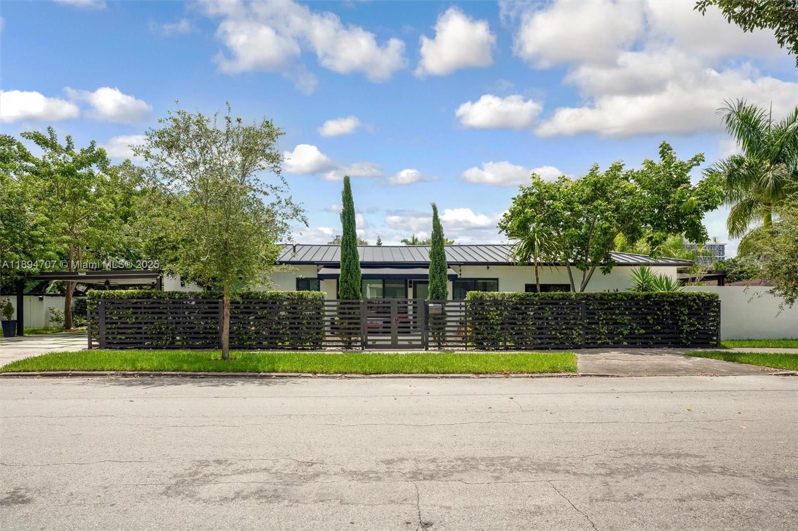 See details / 1700 sq. ft. $ 2025-10-12 0 Photo