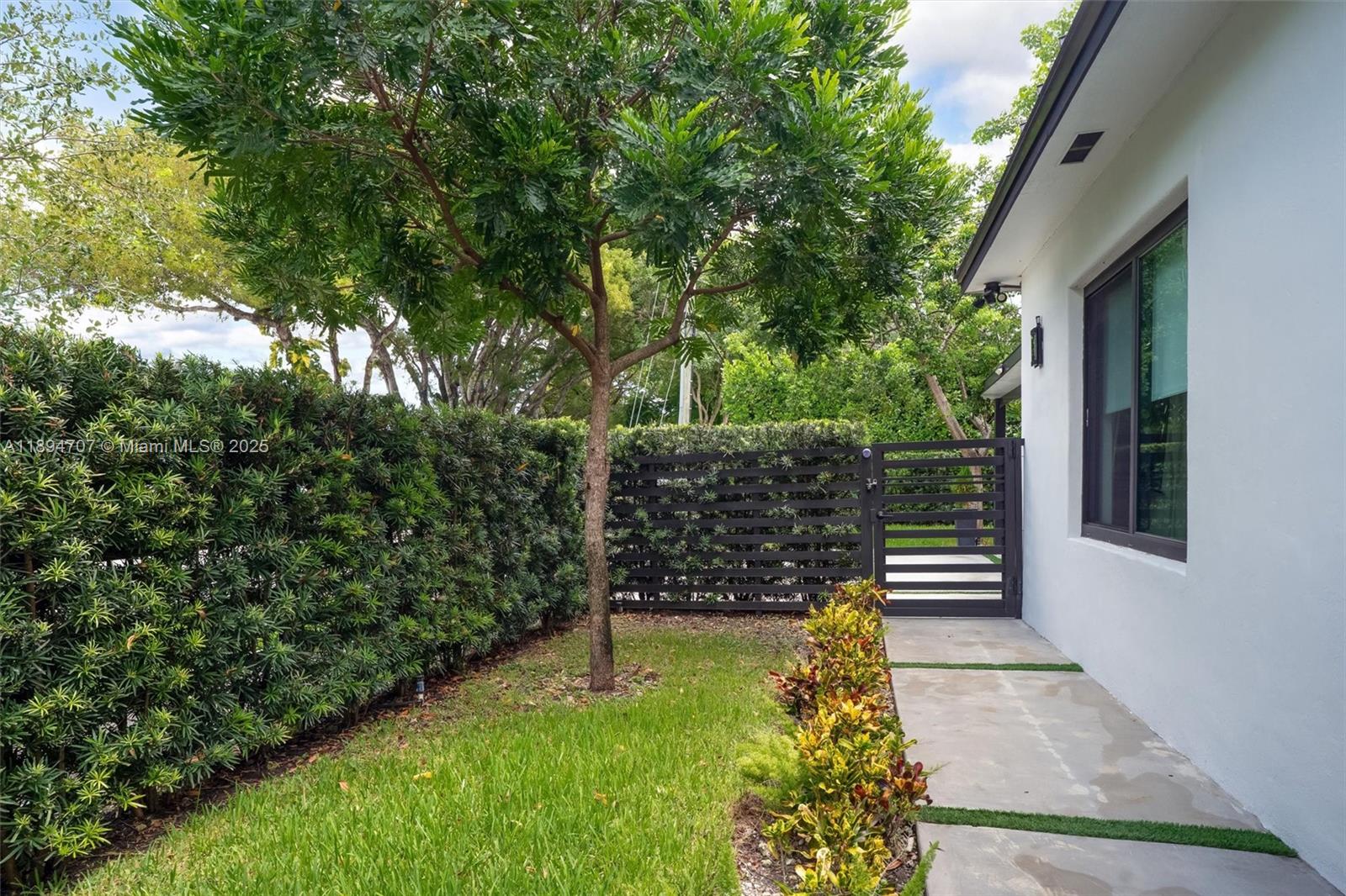 See details / 1700 sq. ft. $ 2025-10-12 0 Photo
