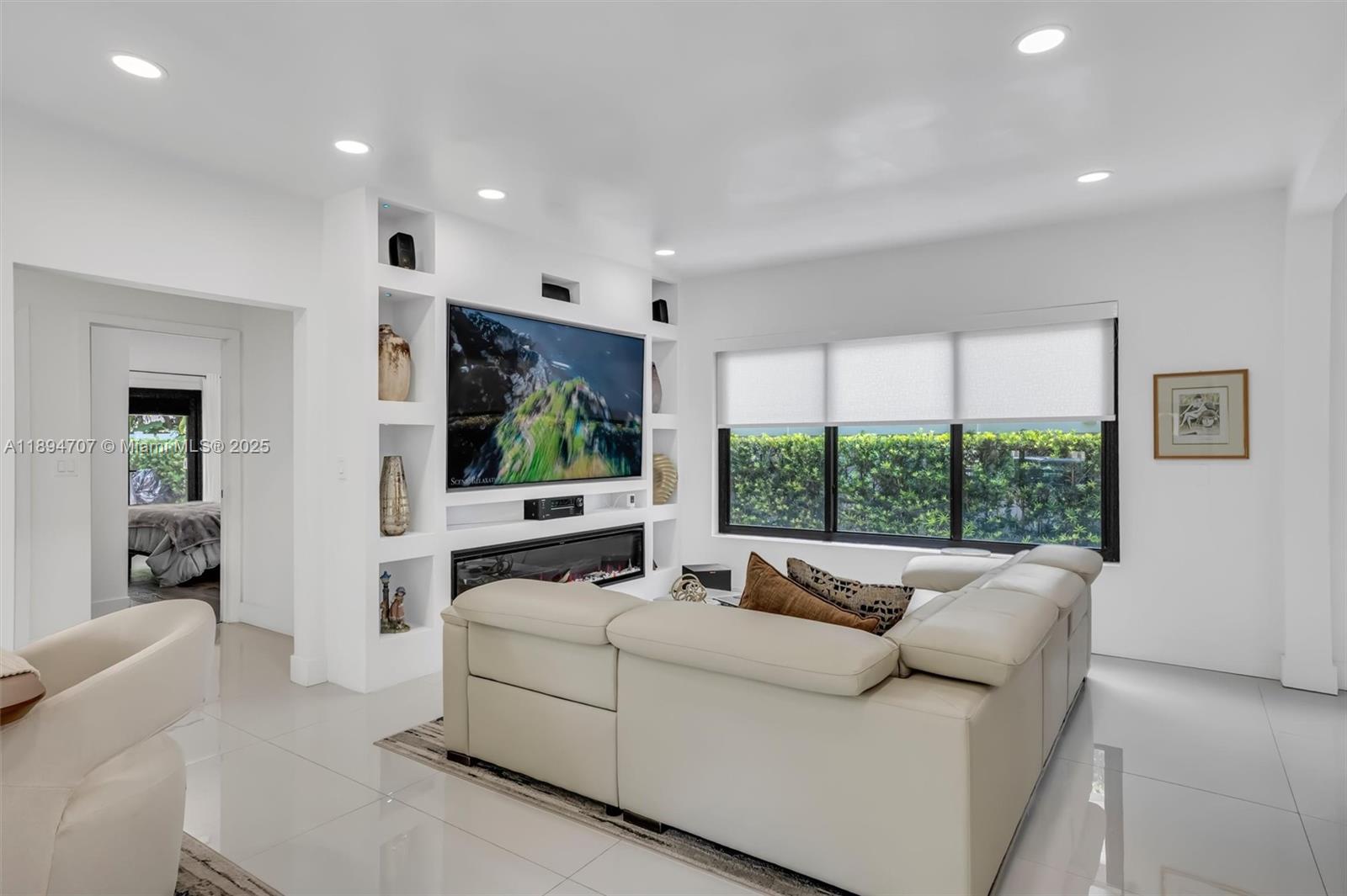 See details / 1700 sq. ft. $ 2025-10-12 0 Photo