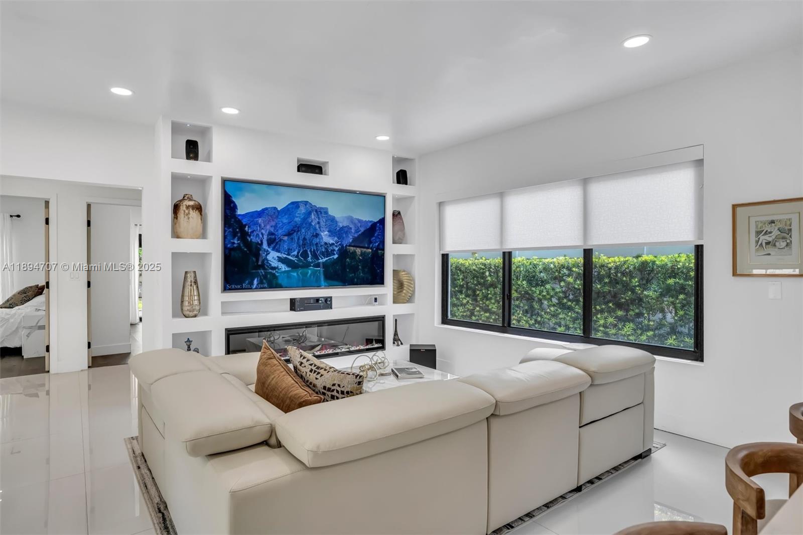 See details / 1700 sq. ft. $ 2025-10-12 0 Photo