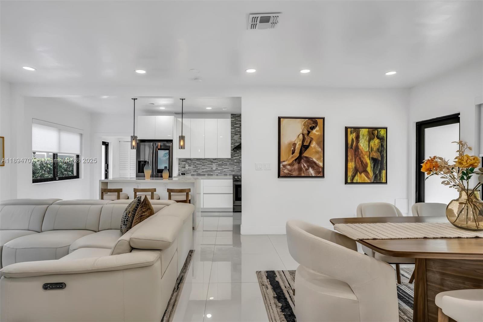 See details / 1700 sq. ft. $ 2025-10-12 0 Photo