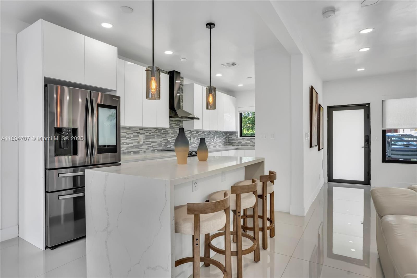See details / 1700 sq. ft. $ 2025-10-12 0 Photo