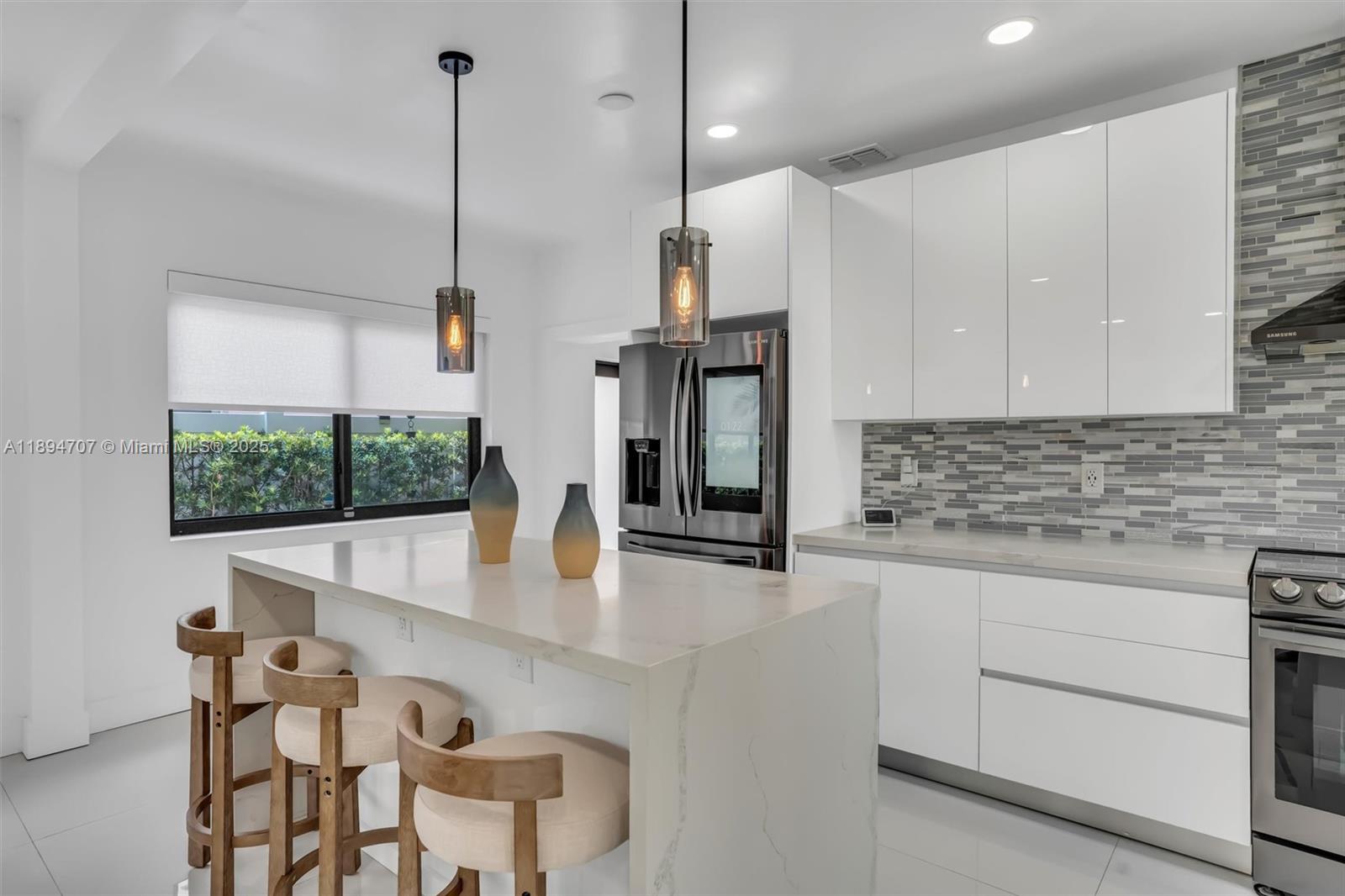 See details / 1700 sq. ft. $ 2025-10-12 0 Photo