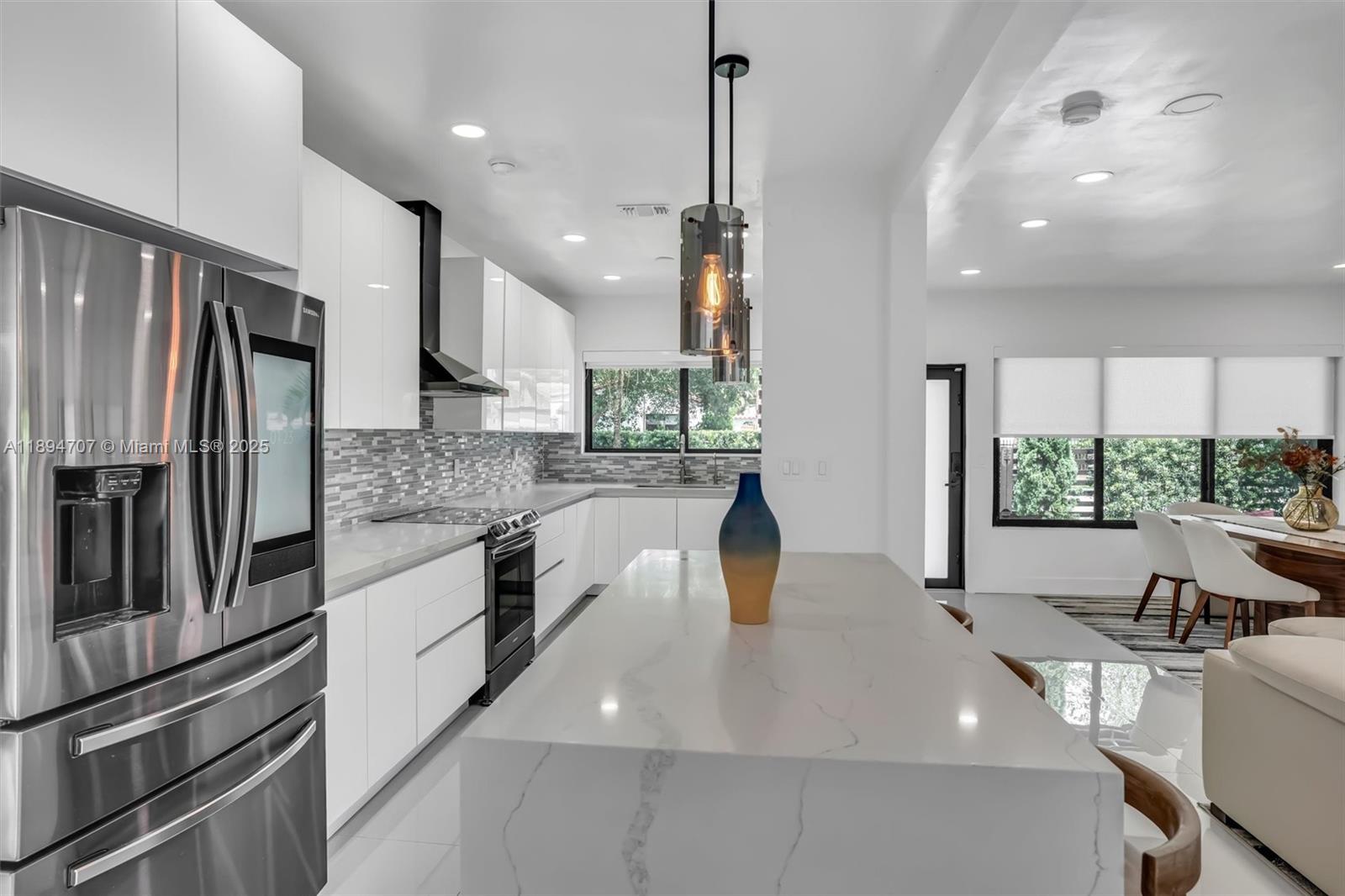 See details / 1700 sq. ft. $ 2025-10-12 0 Photo