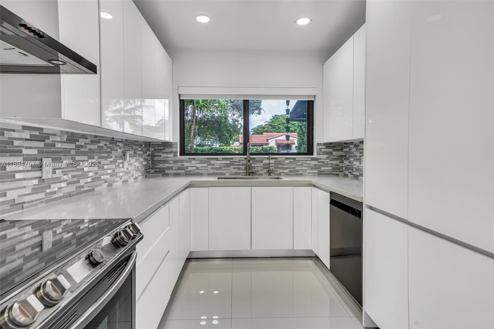 See details / 1700 sq. ft. $ 2025-10-12 0 Photo