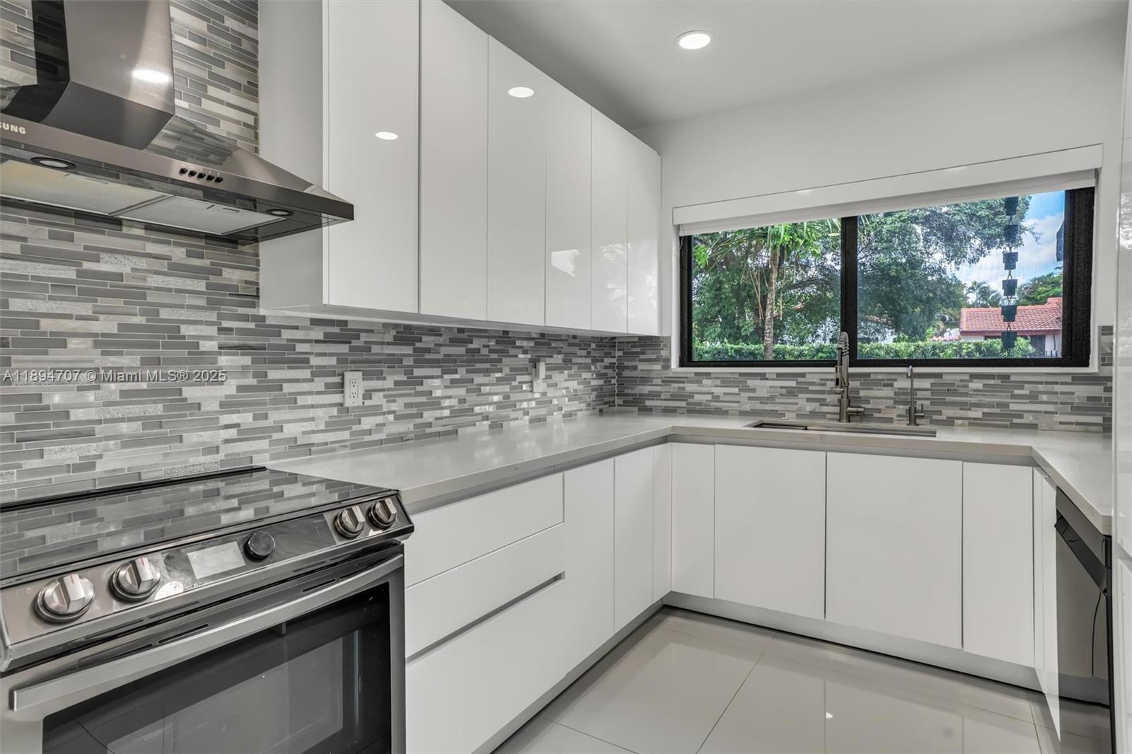 See details / 1700 sq. ft. $ 2025-10-12 0 Photo