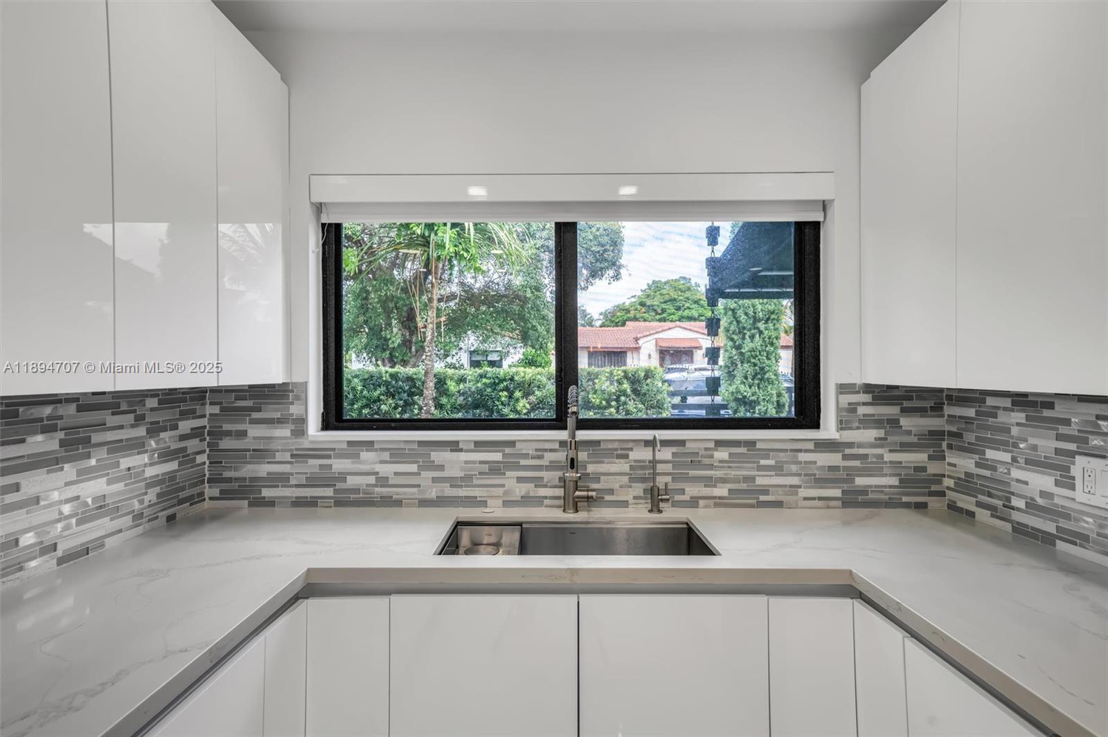 See details / 1700 sq. ft. $ 2025-10-12 0 Photo