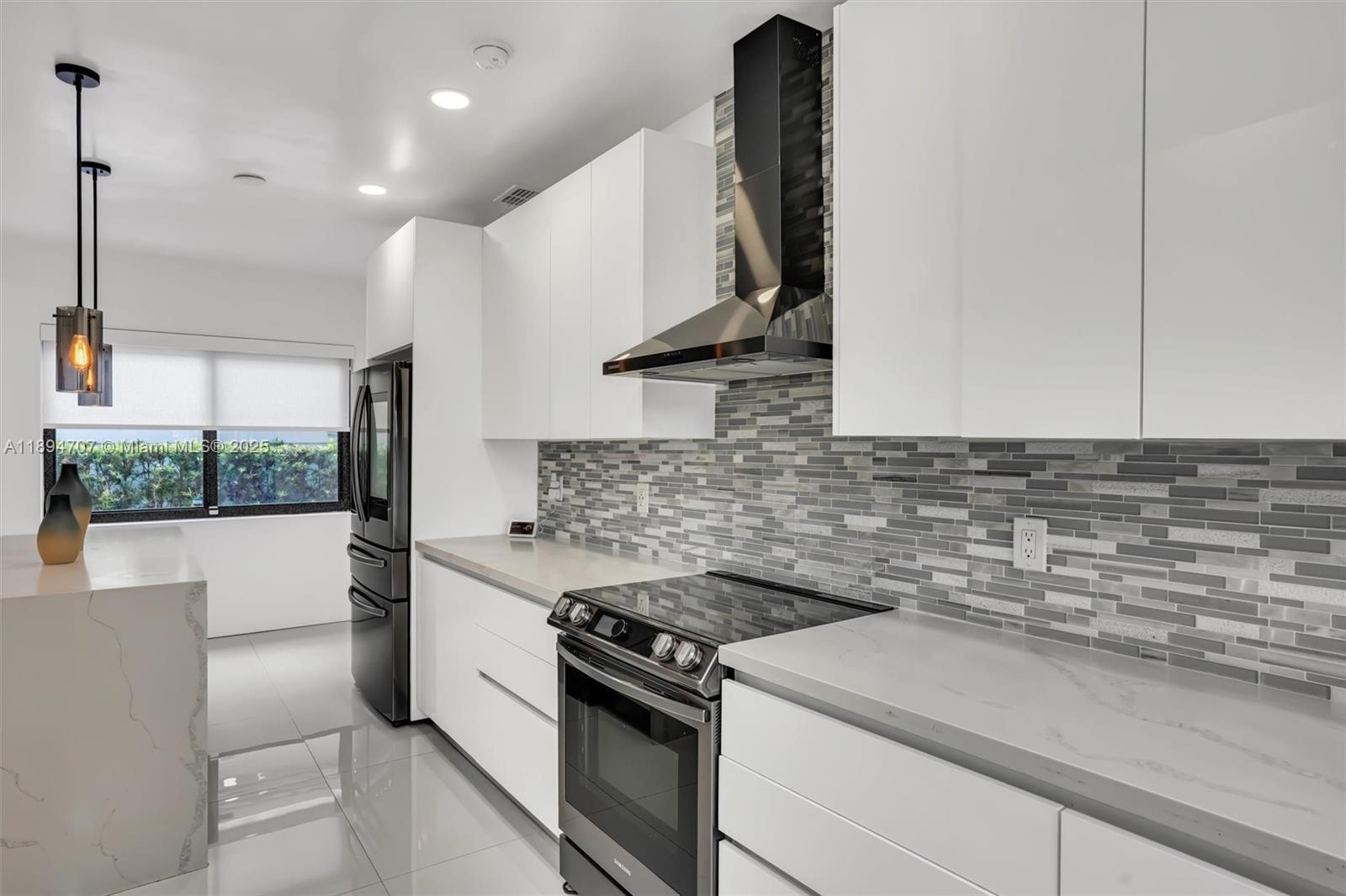See details / 1700 sq. ft. $ 2025-10-12 0 Photo