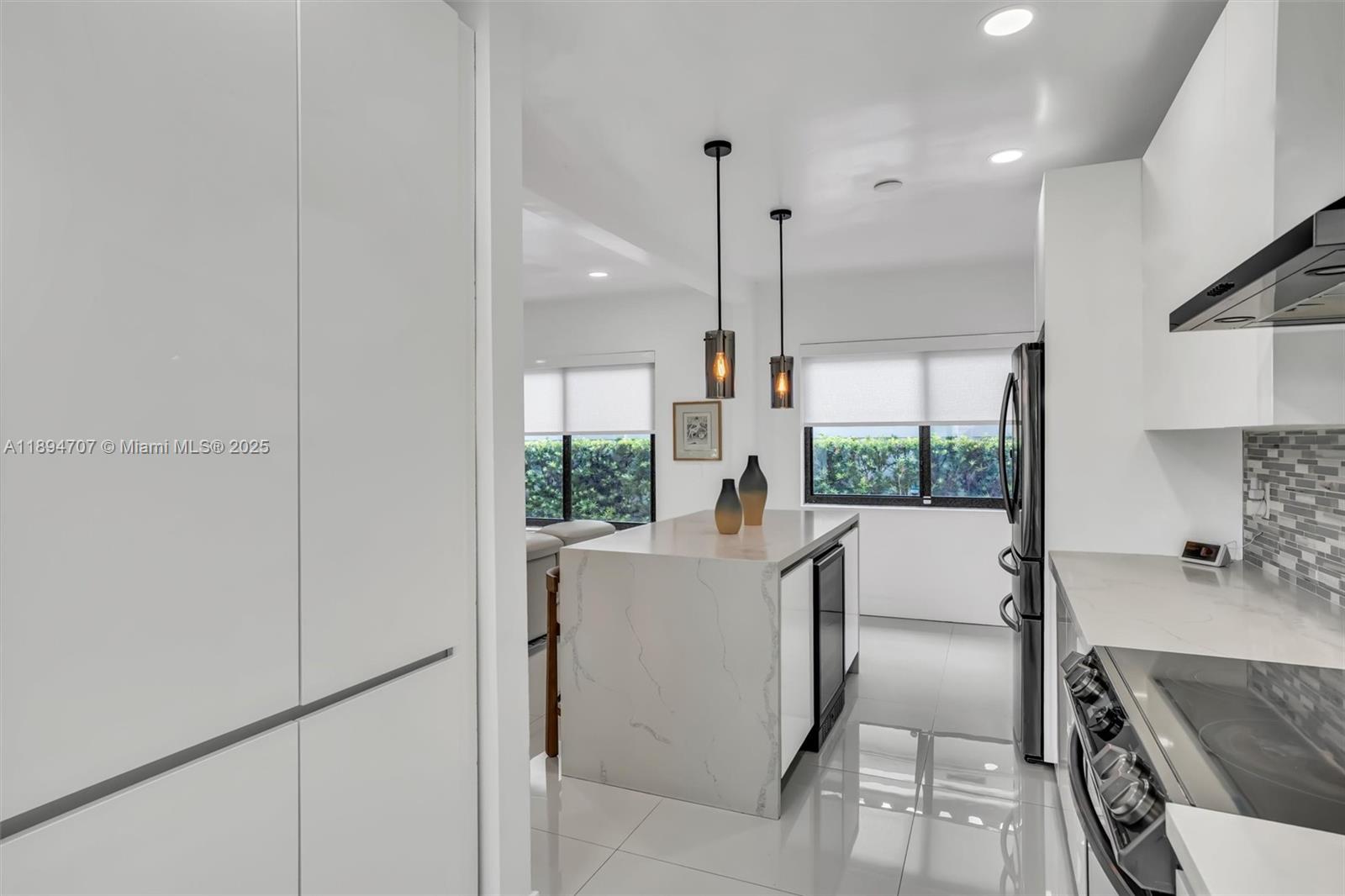 See details / 1700 sq. ft. $ 2025-10-12 0 Photo