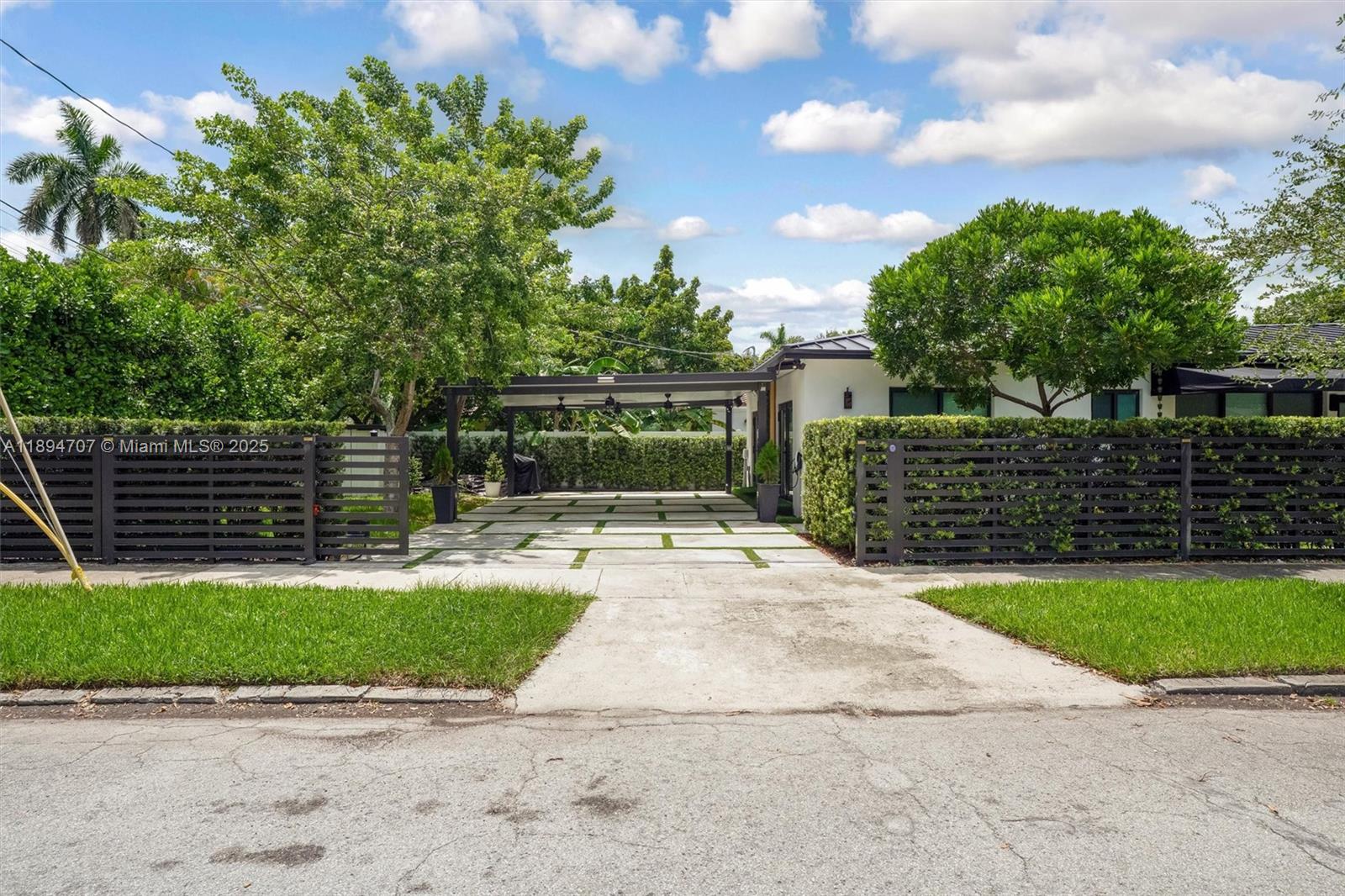 See details / 1700 sq. ft. $ 2025-10-12 0 Photo