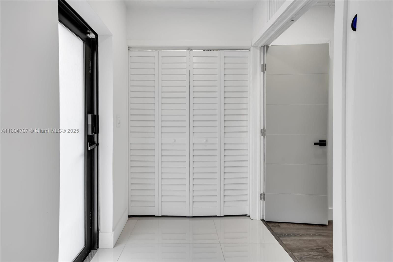 See details / 1700 sq. ft. $ 2025-10-12 0 Photo