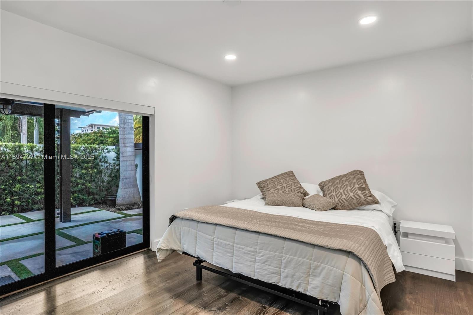 See details / 1700 sq. ft. $ 2025-10-12 0 Photo
