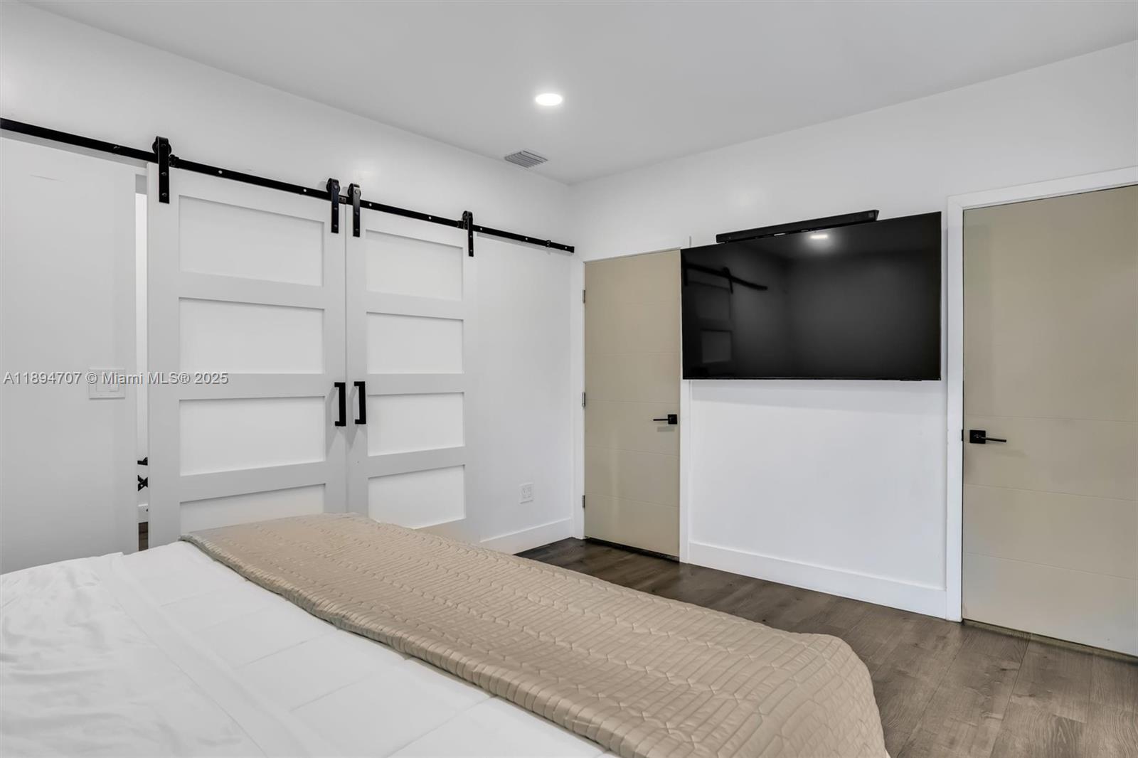 See details / 1700 sq. ft. $ 2025-10-12 0 Photo