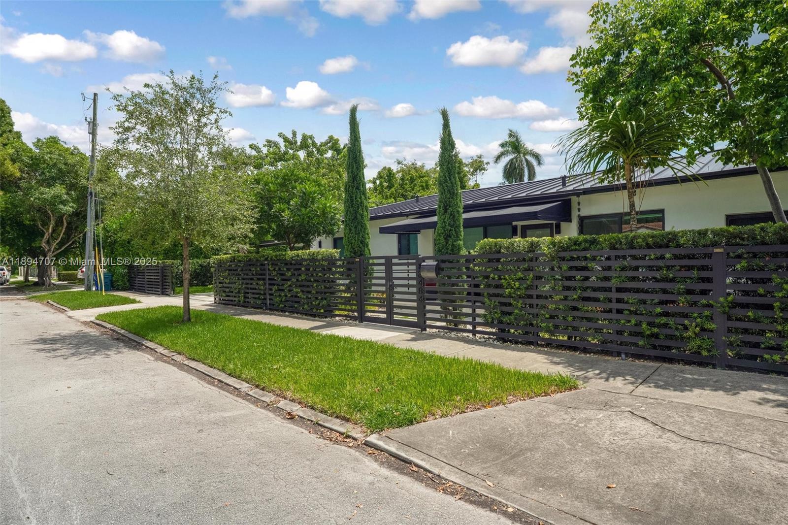 See details / 1700 sq. ft. $ 2025-10-12 0 Photo