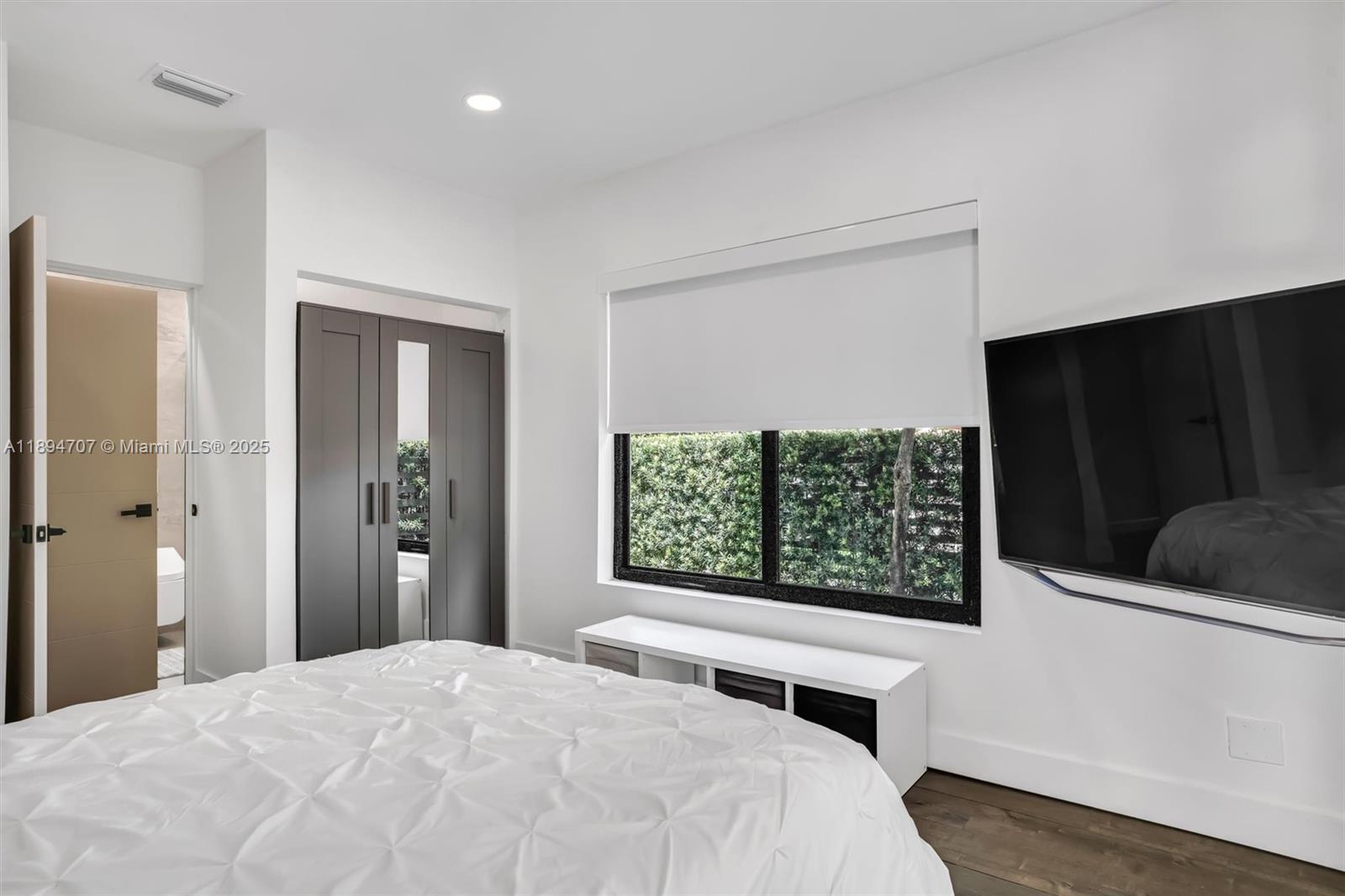 See details / 1700 sq. ft. $ 2025-10-12 0 Photo
