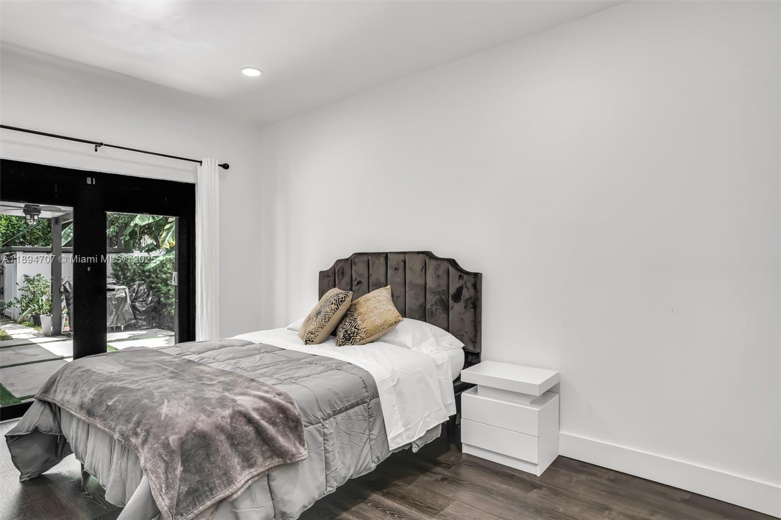 See details / 1700 sq. ft. $ 2025-10-12 0 Photo