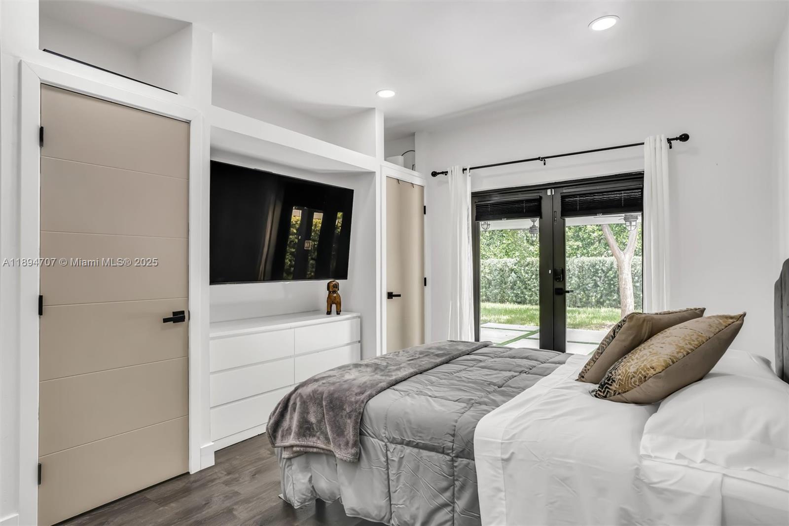 See details / 1700 sq. ft. $ 2025-10-12 0 Photo
