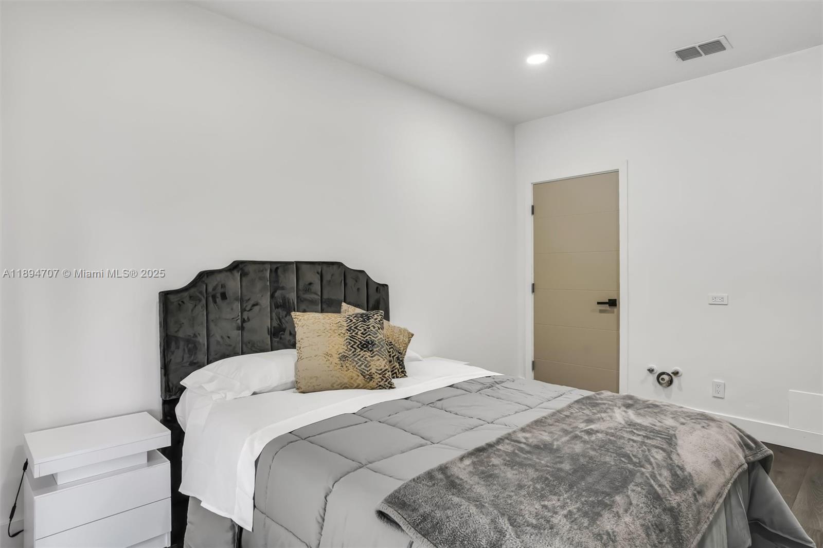 See details / 1700 sq. ft. $ 2025-10-12 0 Photo