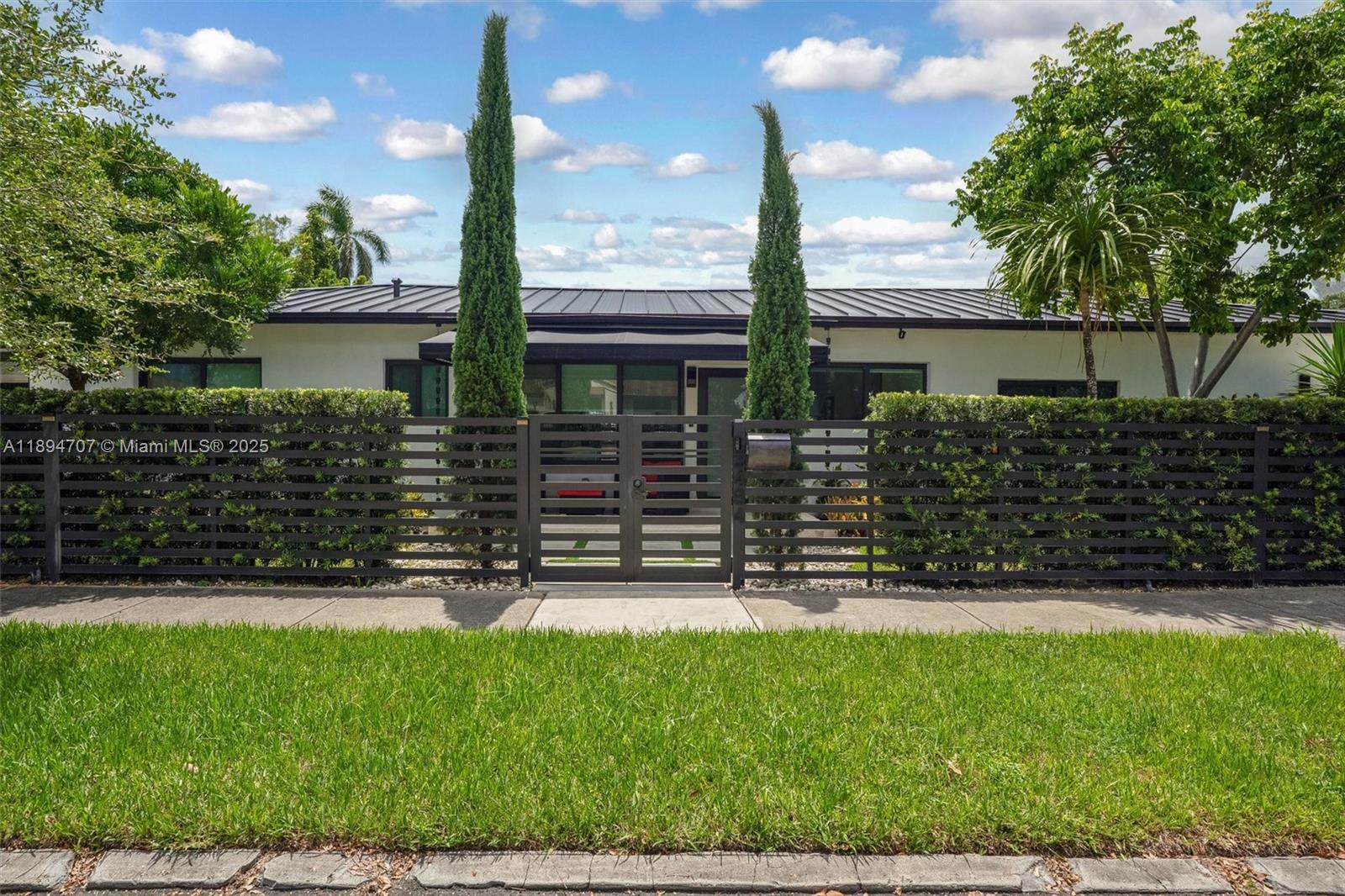 See details / 1700 sq. ft. $ 2025-10-12 0 Photo