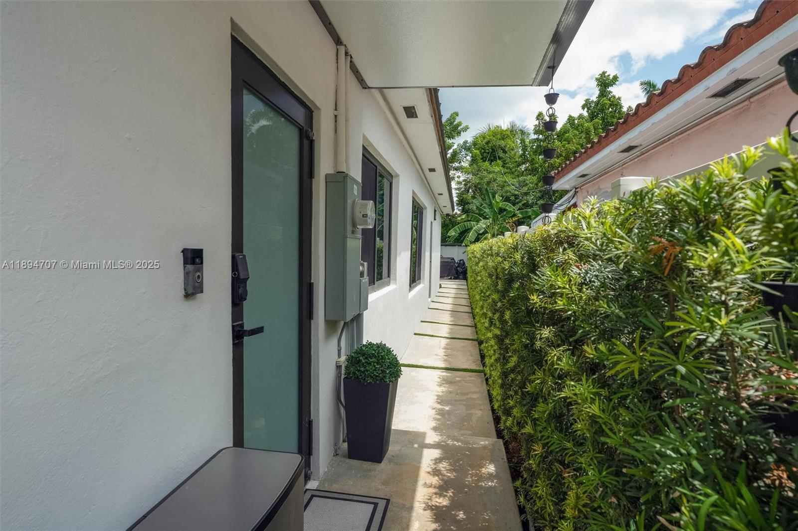 See details / 1700 sq. ft. $ 2025-10-12 0 Photo