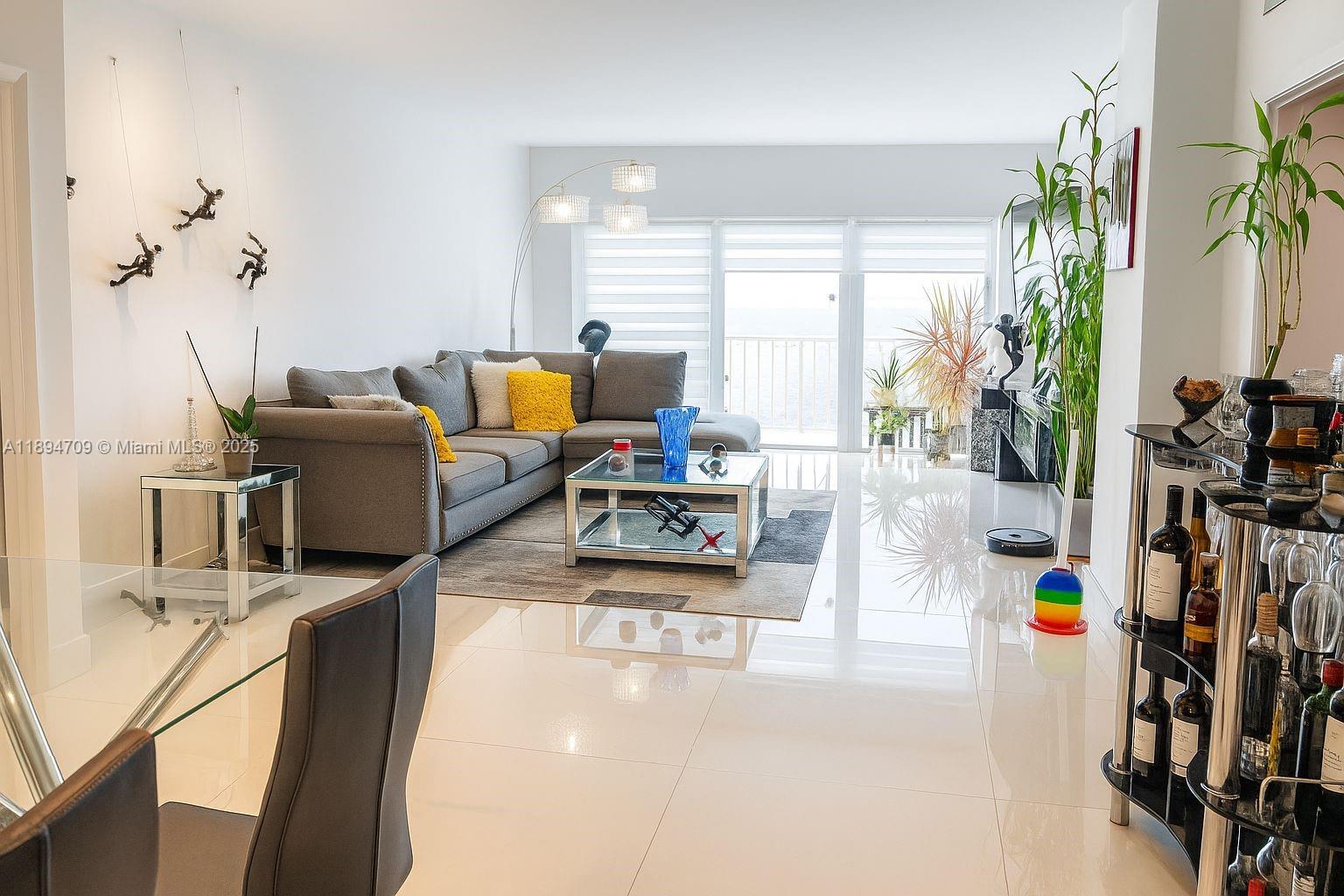 Ver detalles 630 2 / 2 1120 sq. ft. $ 2025-10-12 0 foto