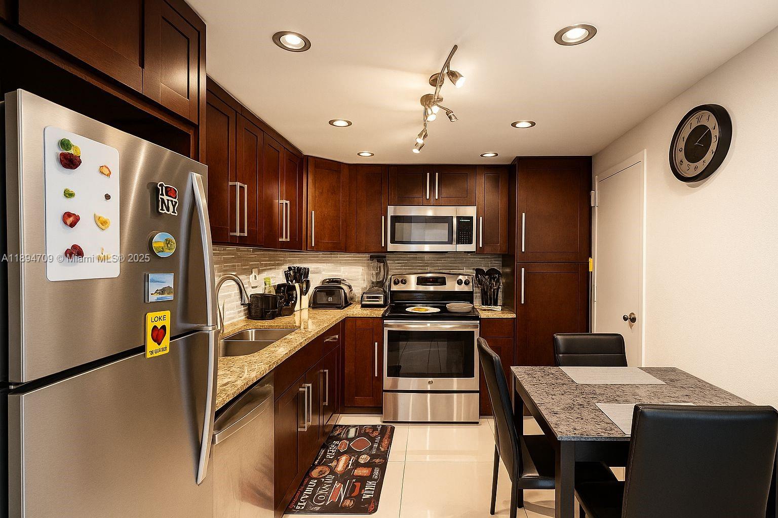 Ver detalles 630 2 / 2 1120 sq. ft. $ 2025-10-12 0 foto