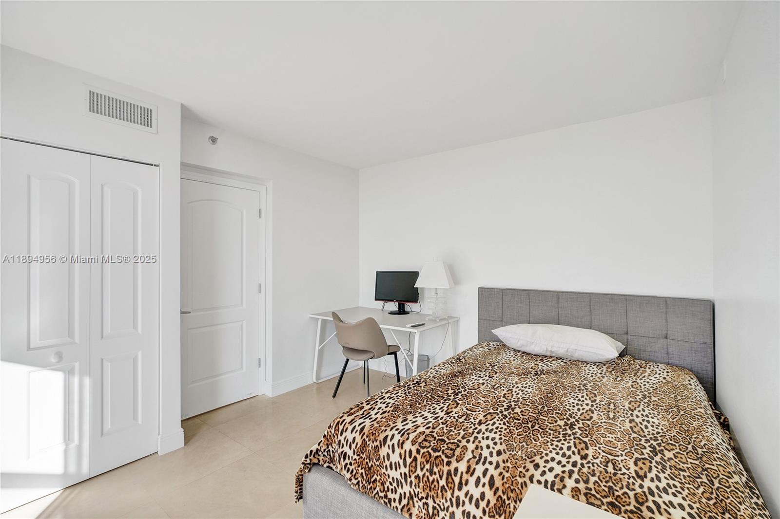 See details 1403 3 / 3 1840 sq. ft. $ 2025-10-13 0 Photo