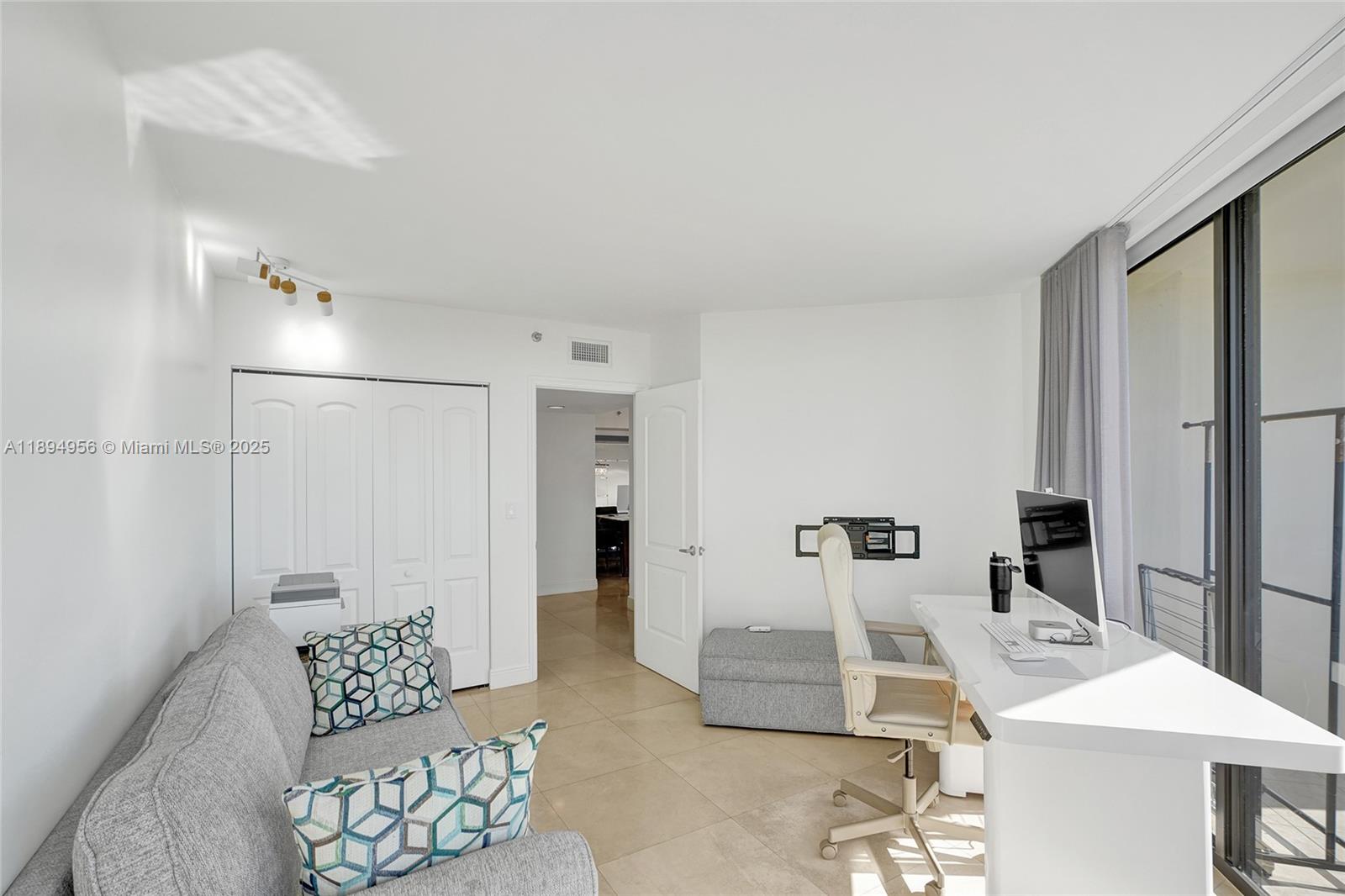 See details 1403 3 / 3 1840 sq. ft. $ 2025-10-13 0 Photo