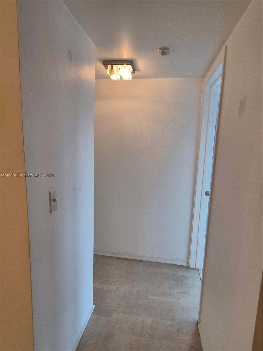 302 2 / 2 899 sq. ft. $ 2025-10-13 0 Photo