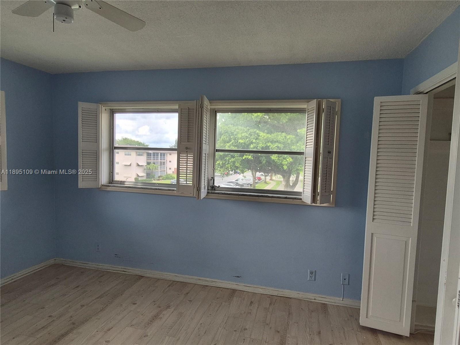 302 2 / 2 899 sq. ft. $ 2025-10-13 0 Photo