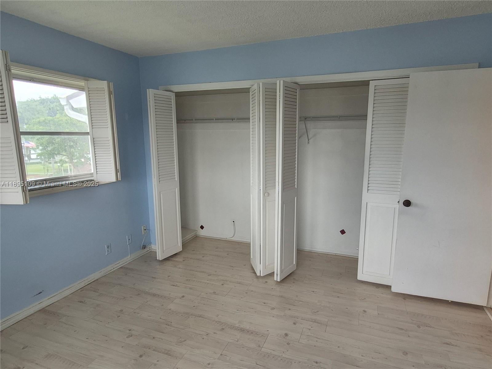 302 2 / 2 899 sq. ft. $ 2025-10-13 0 Photo