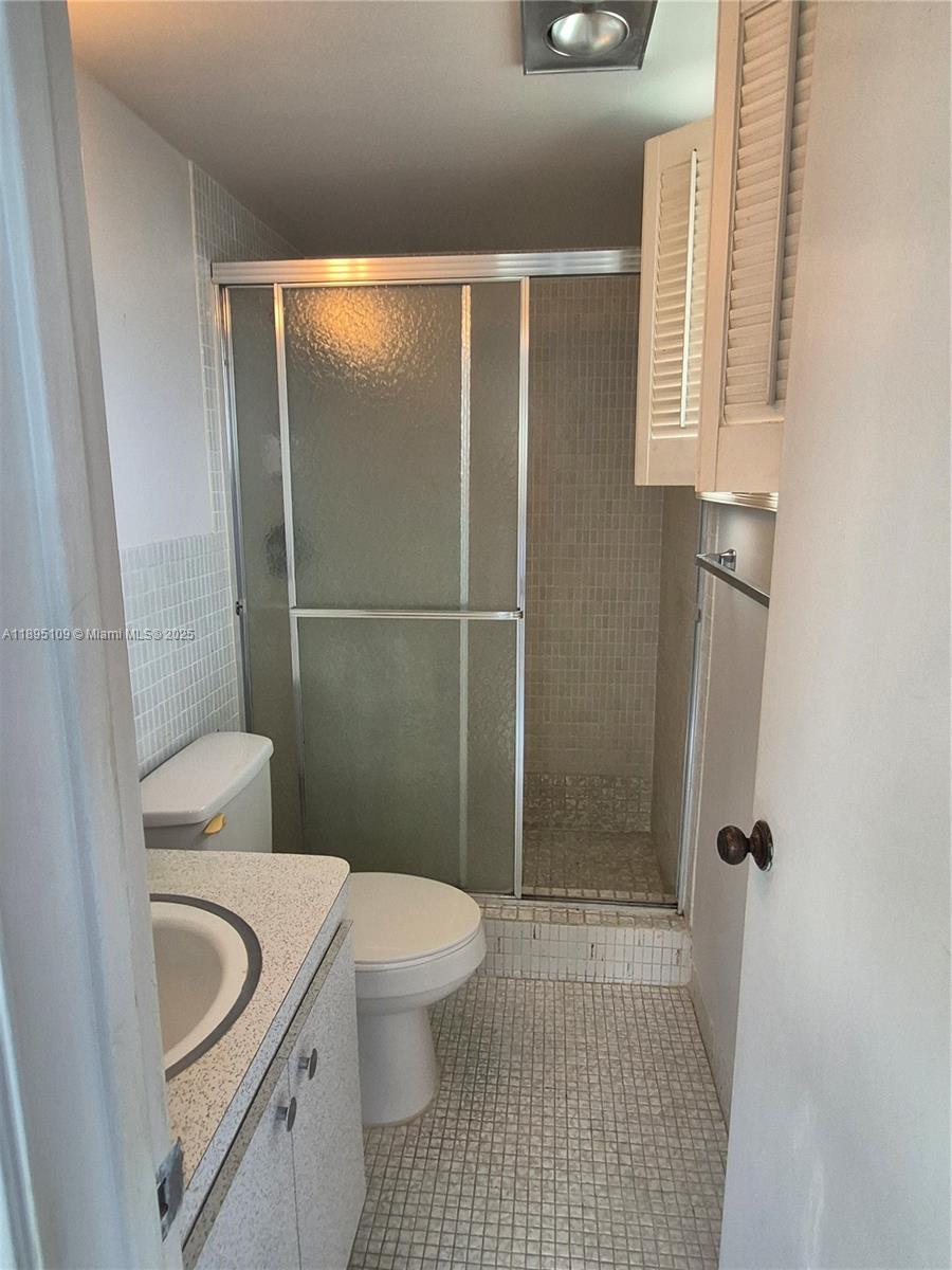 302 2 / 2 899 sq. ft. $ 2025-10-13 0 Photo