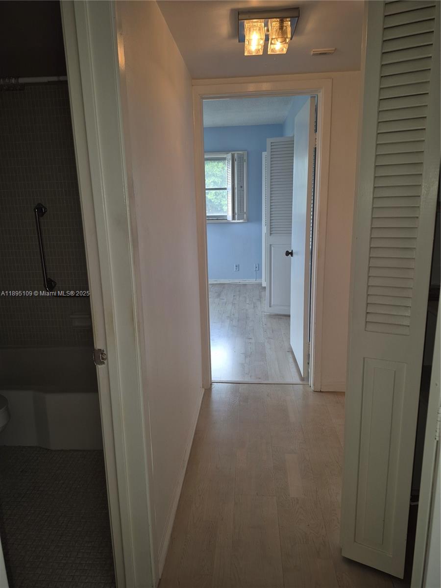 302 2 / 2 899 sq. ft. $ 2025-10-13 0 Photo