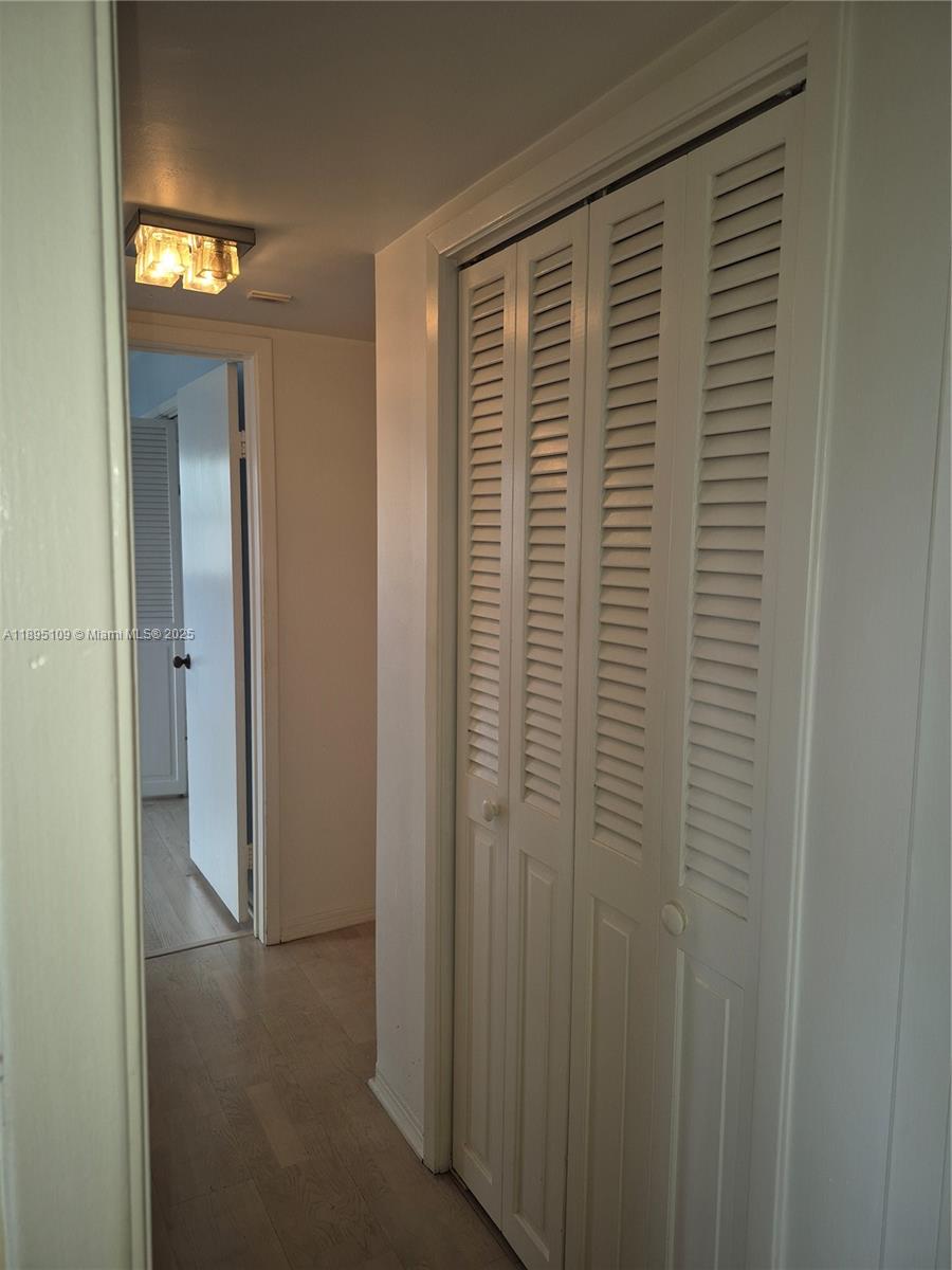 302 2 / 2 899 sq. ft. $ 2025-10-13 0 Photo