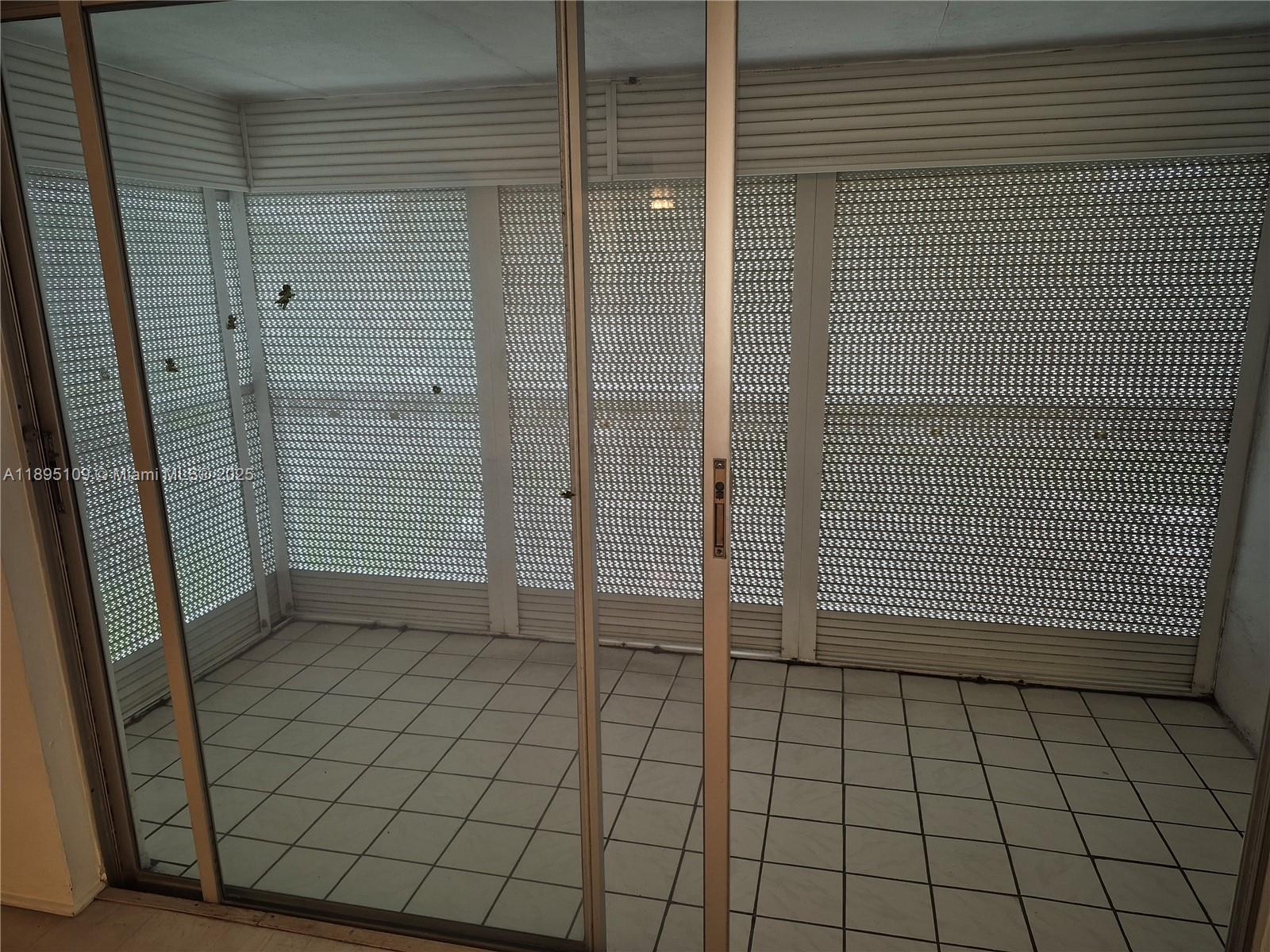 302 2 / 2 899 sq. ft. $ 2025-10-13 0 Photo