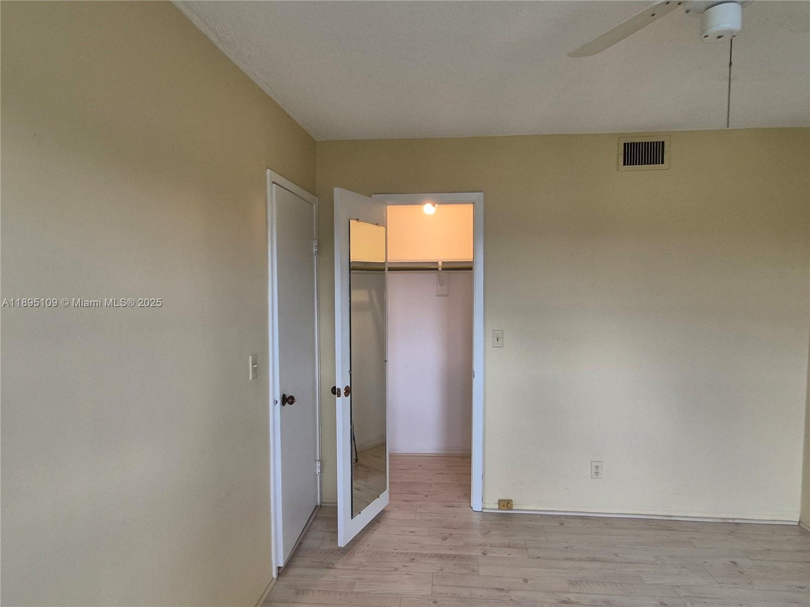 302 2 / 2 899 sq. ft. $ 2025-10-13 0 Photo