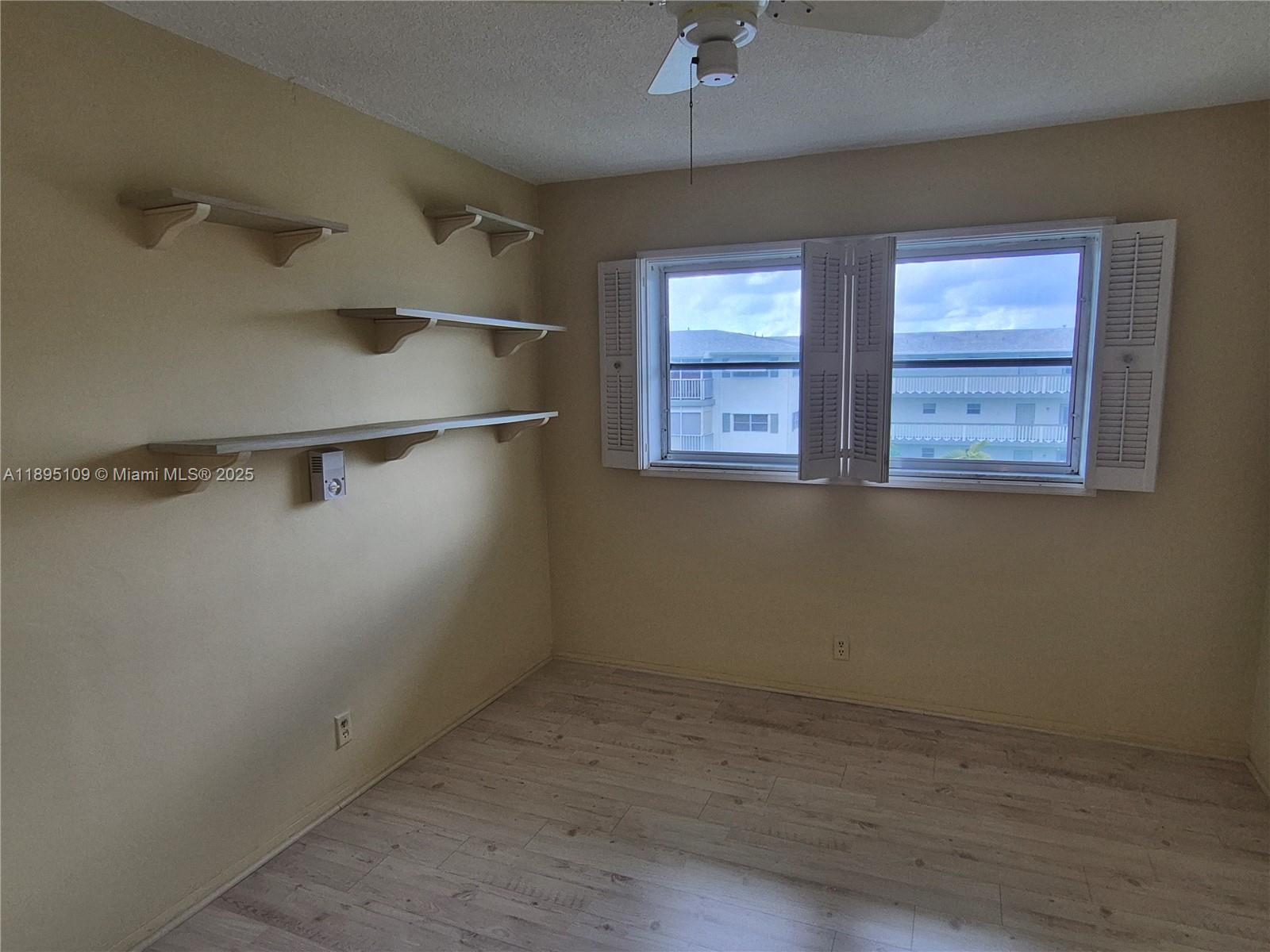 302 2 / 2 899 sq. ft. $ 2025-10-13 0 Photo