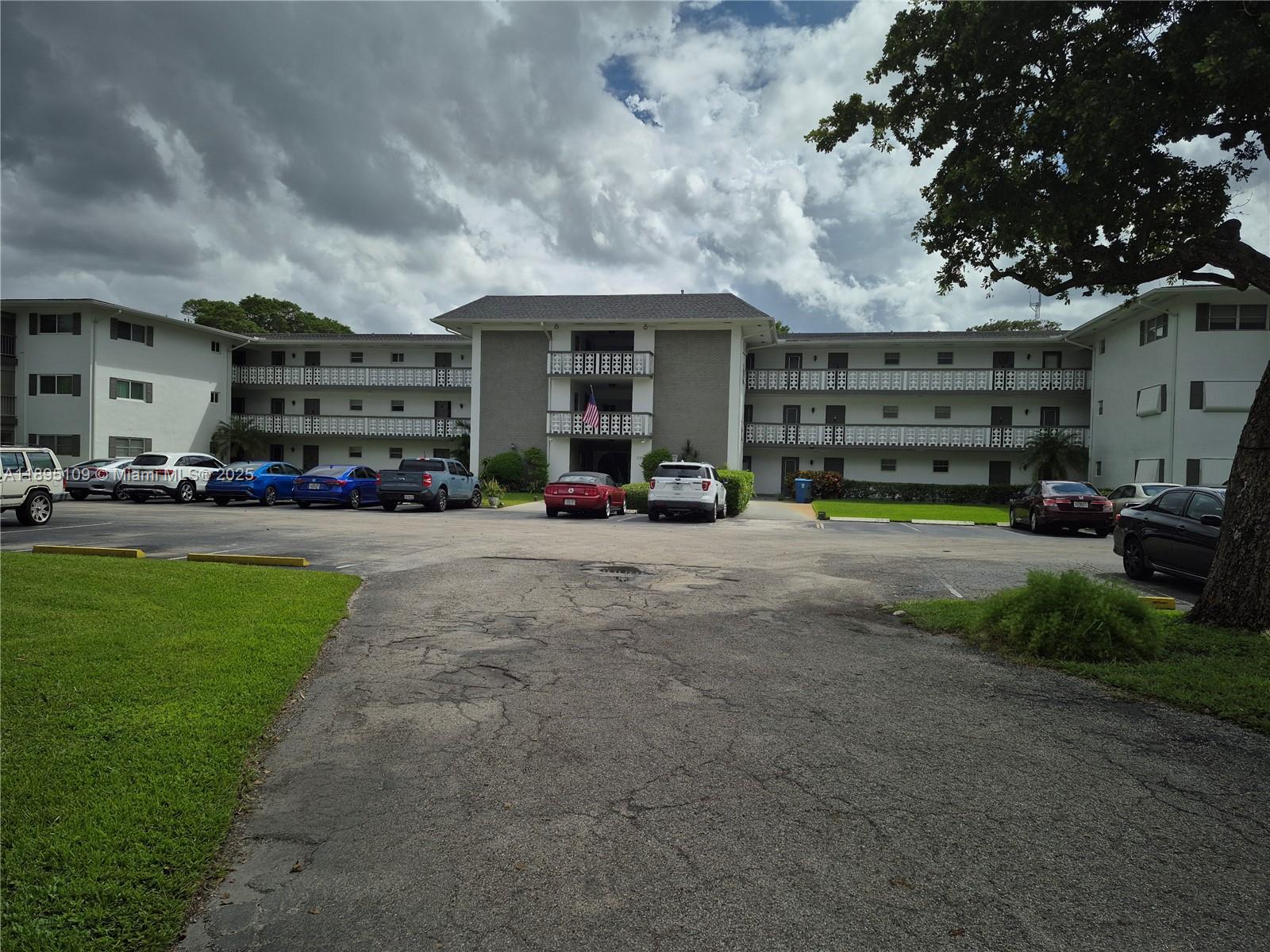 302 2 / 2 899 sq. ft. $ 2025-10-13 0 Photo